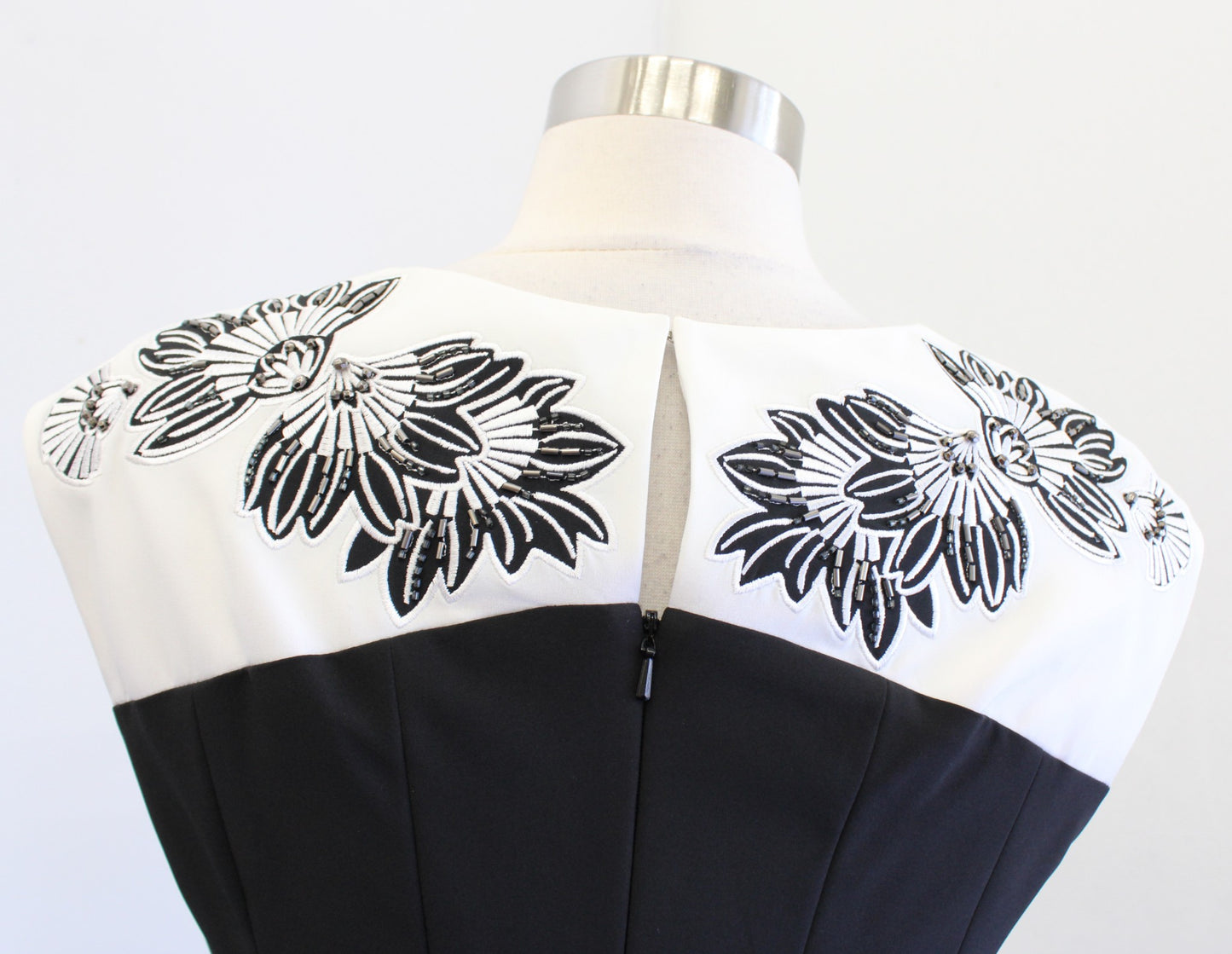 Karen Millen Black White Floral Embroidered Embellished Sheath Dress Size US 6