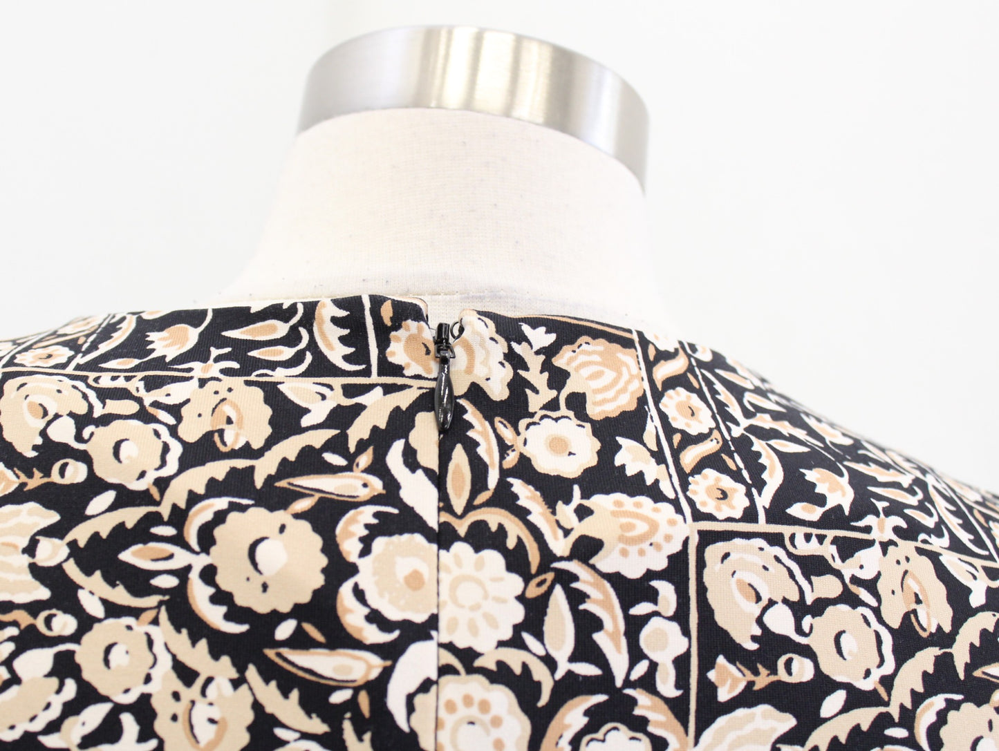 J McLaughlin Black Tan Geometric Floral Catalina Cloth Sheath Dress Sz XS Beige