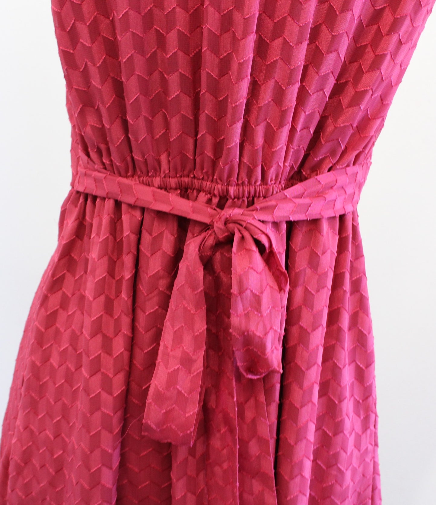 Modcloth Red Herringbone Embossed Tie Waist V Neck Shirt Dress Size M A Line