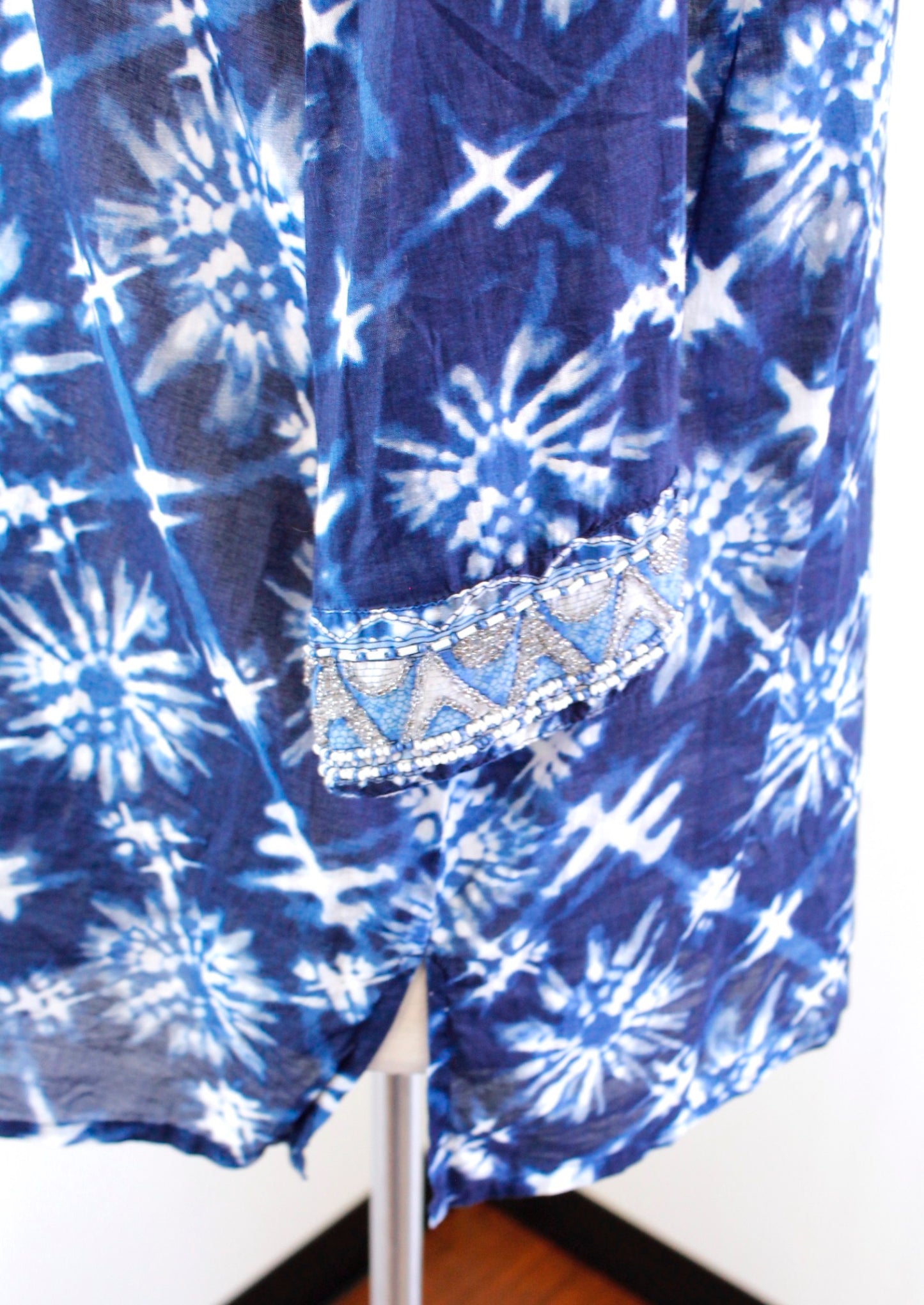 Chicos Blue White Tie Dye Printed Beaded Embellished Tunic Top Blouse Size 1