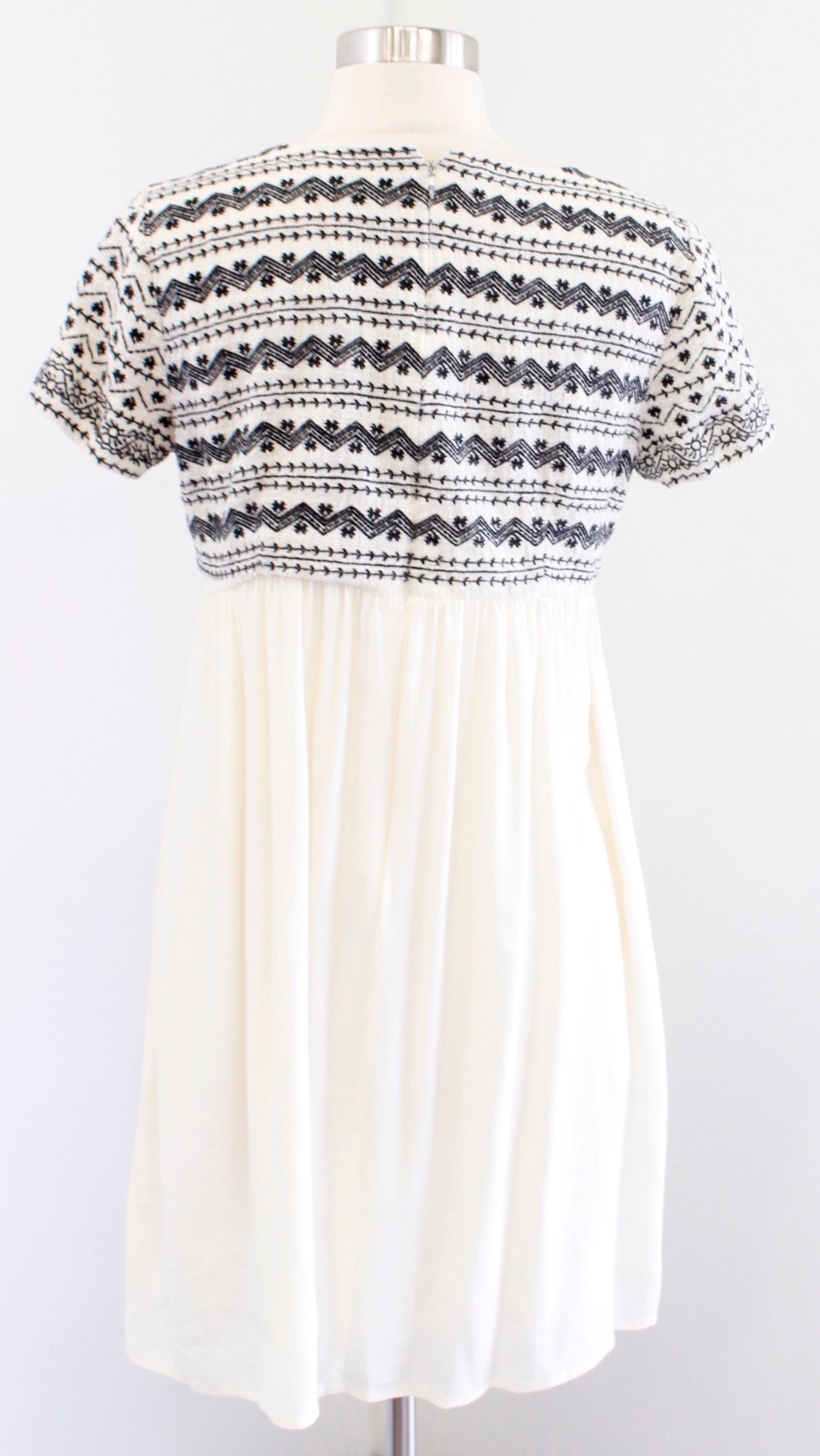HD in Paris Anthropologie Cream Black Embroidered Babydoll Tunic Dress Size M