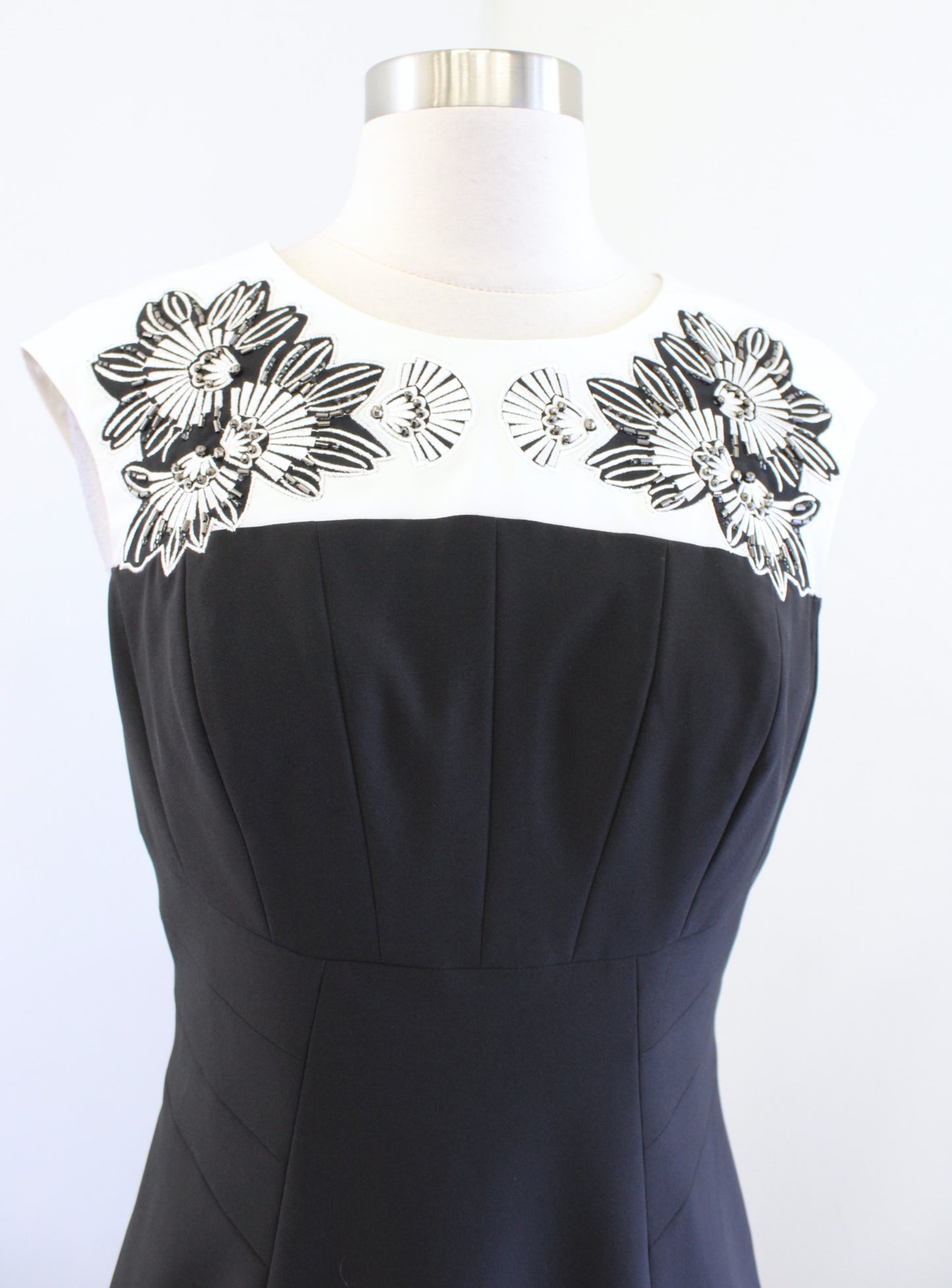 Karen Millen Black White Floral Embroidered Embellished Sheath Dress Size US 6