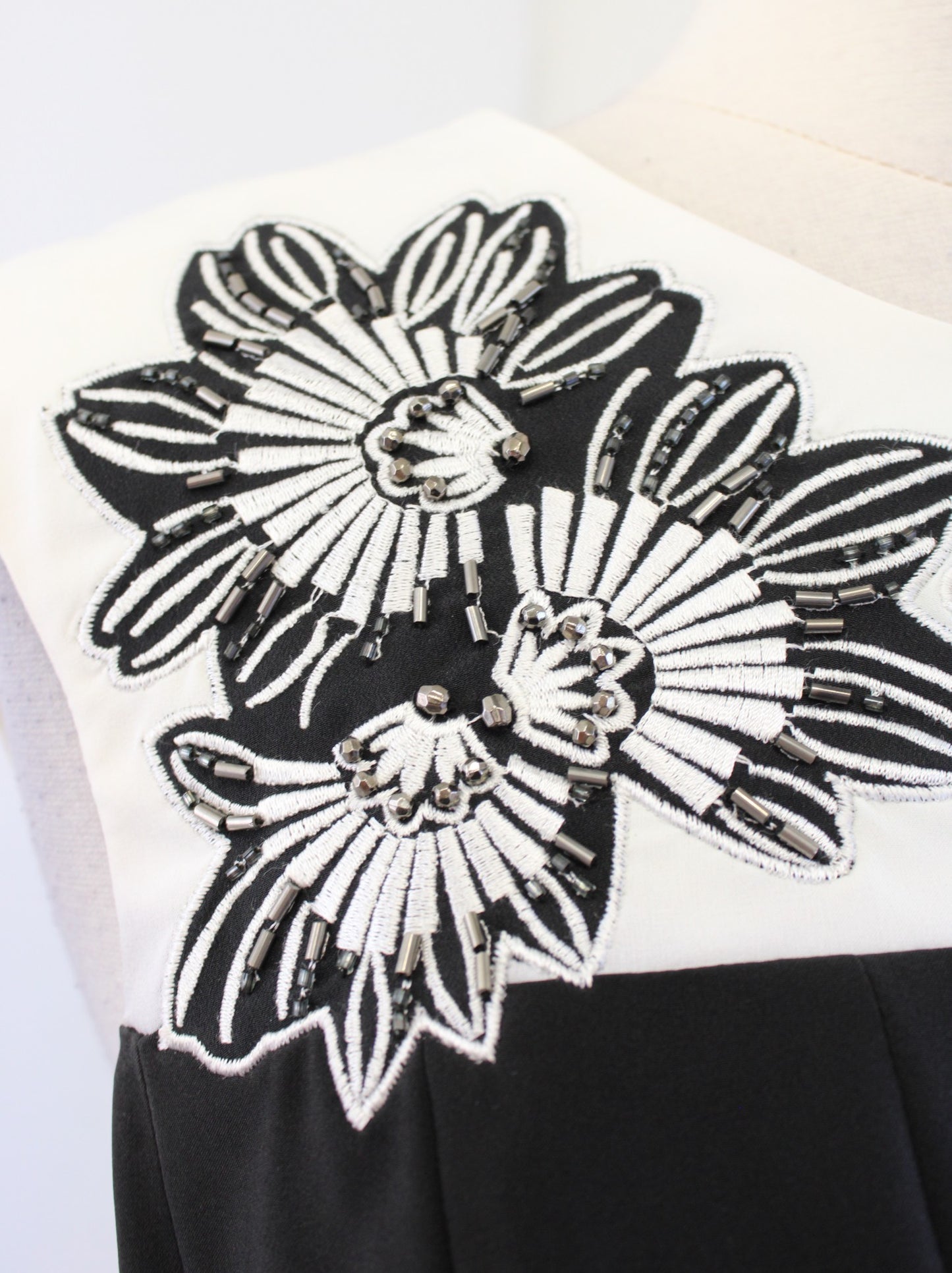 Karen Millen Black White Floral Embroidered Embellished Sheath Dress Size US 6