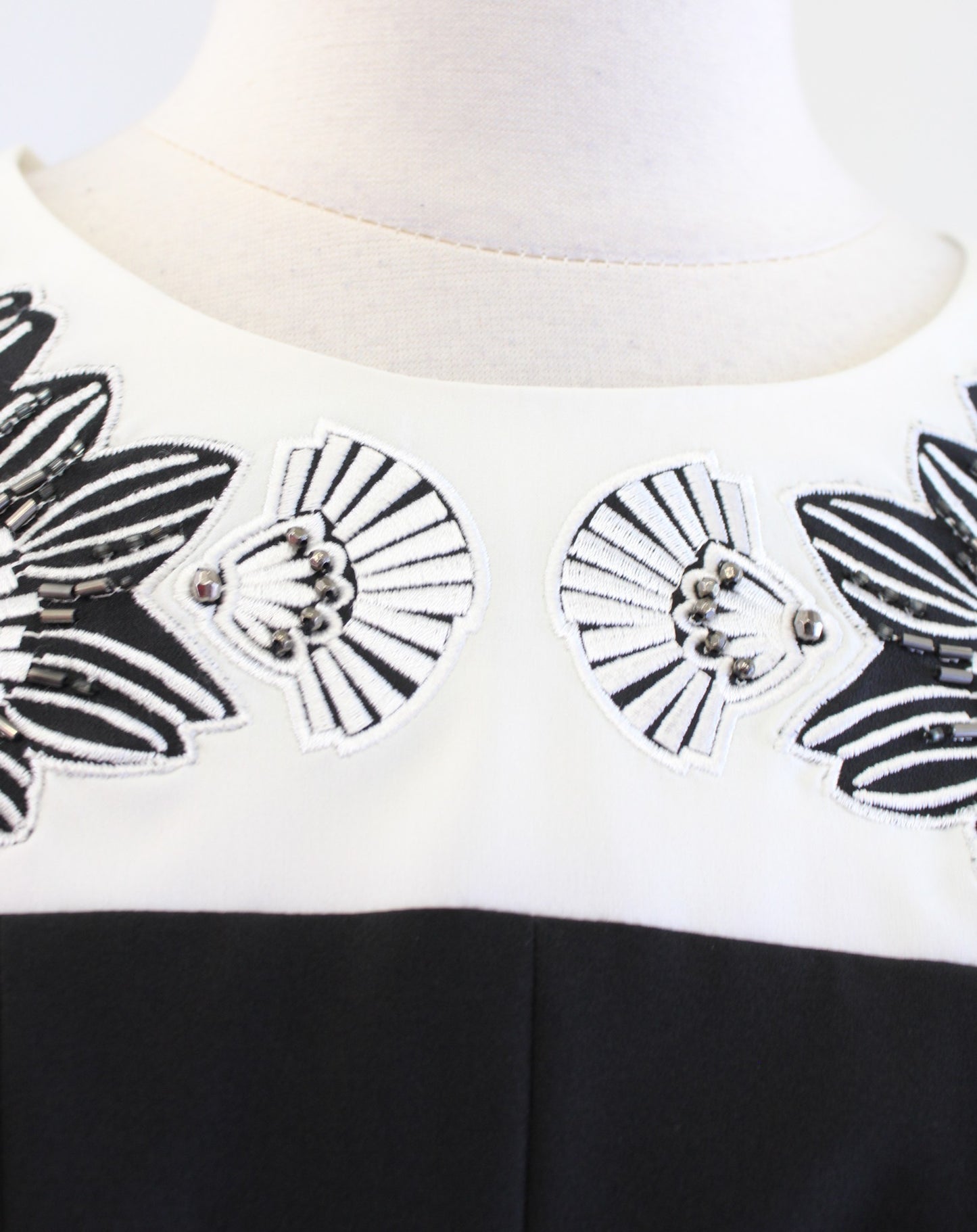 Karen Millen Black White Floral Embroidered Embellished Sheath Dress Size US 6