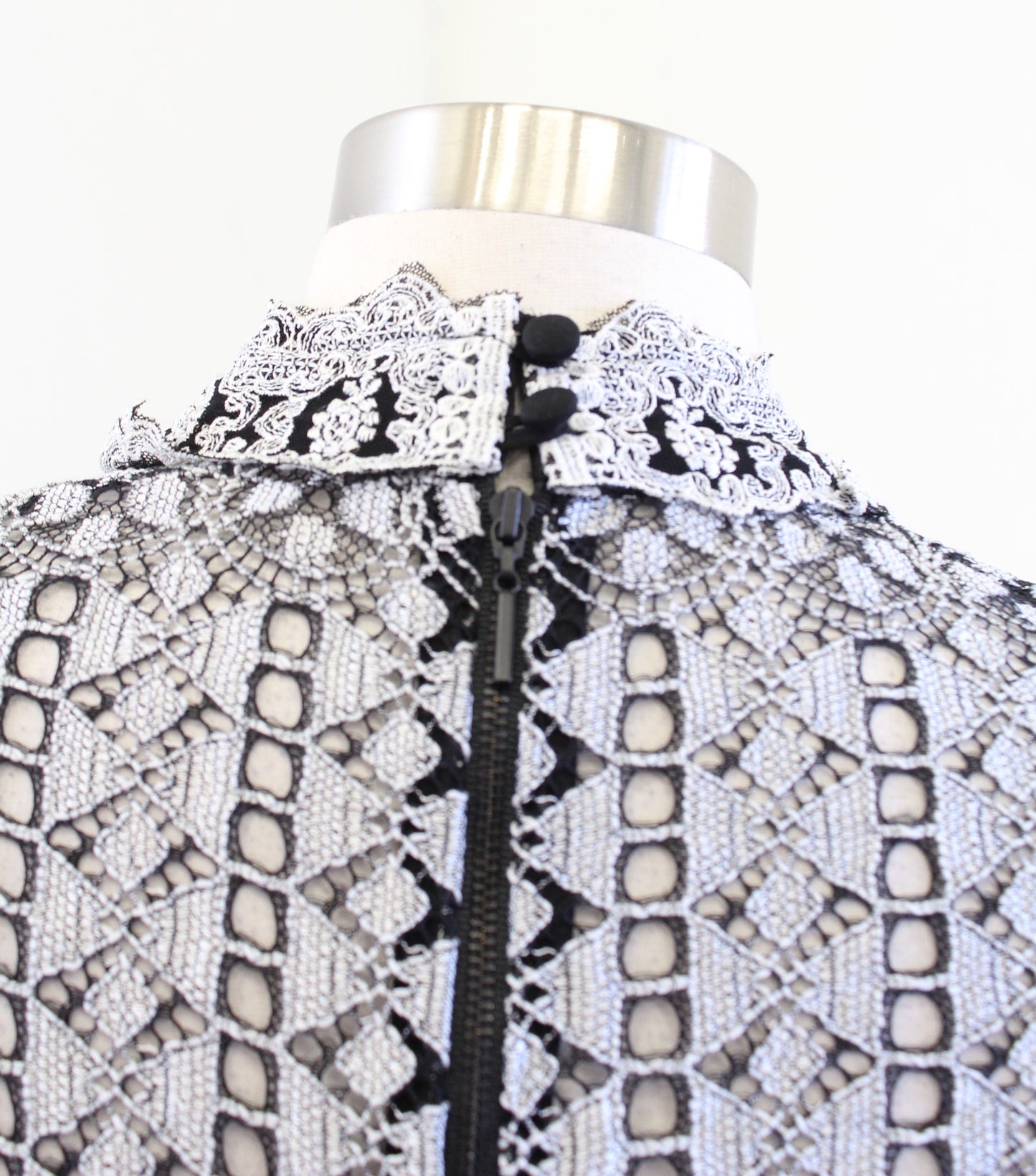 Nanette Lepore Black White Ornate Lace Illusion Mock Neck Top Blouse Size 6 Tank