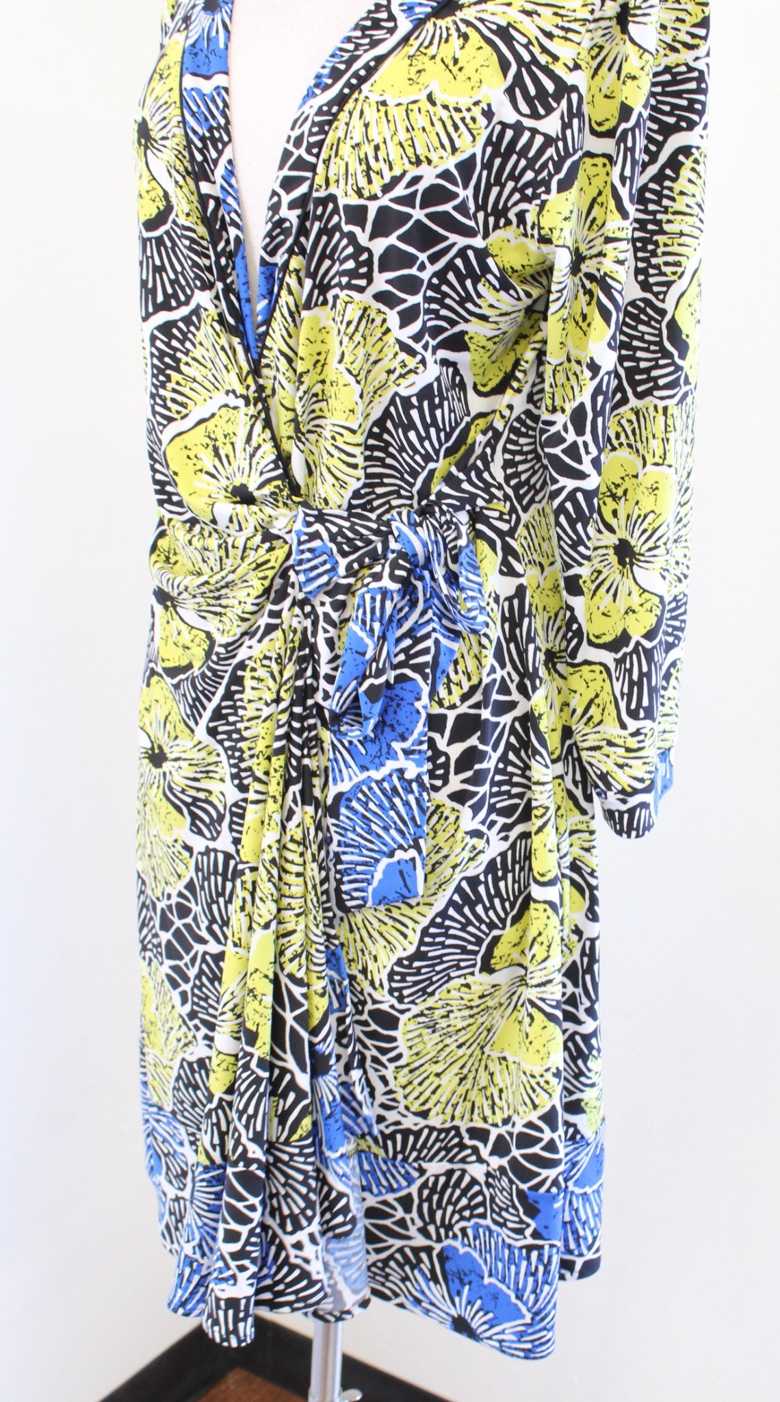 BCBG Max Azria Adele Bold Floral Jersey Wrap Dress Size L Blue Black Yellow