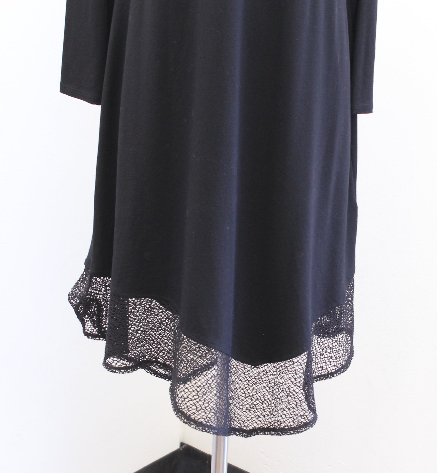 Eileen Fisher Black Viscose Jersey Knit Asymmetrical Netted Lace Hem Dress Sz XS