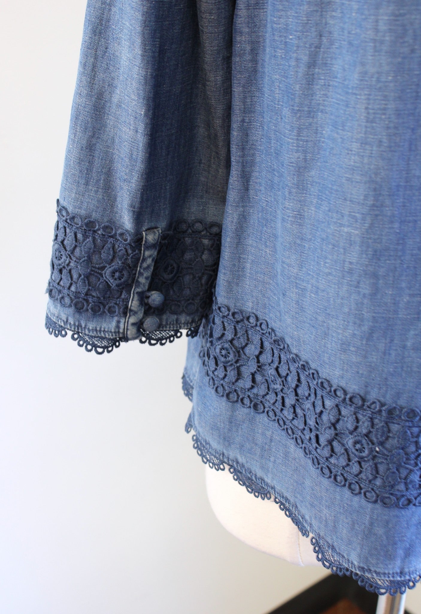 Holding Horses Anthropologie Perra Blue Lace Chambray Popover Blouse Top Size 6