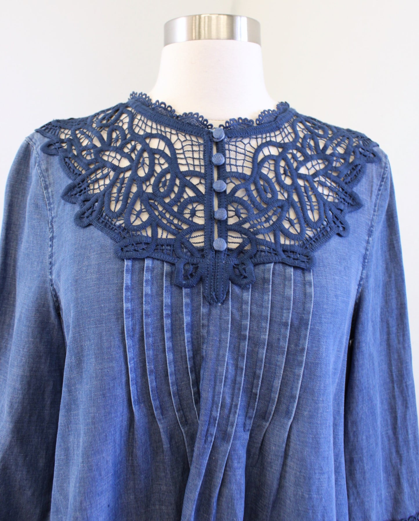 Holding Horses Anthropologie Perra Blue Lace Chambray Popover Blouse Top Size 6
