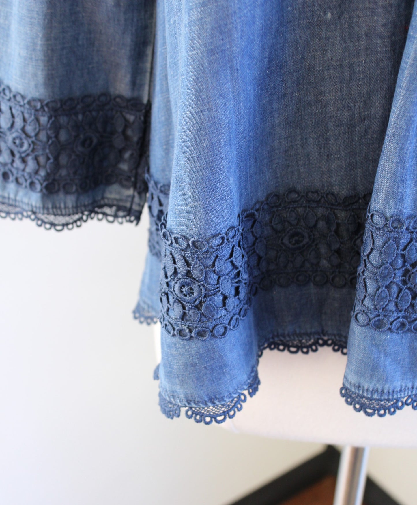 Holding Horses Anthropologie Perra Blue Lace Chambray Popover Blouse Top Size 6