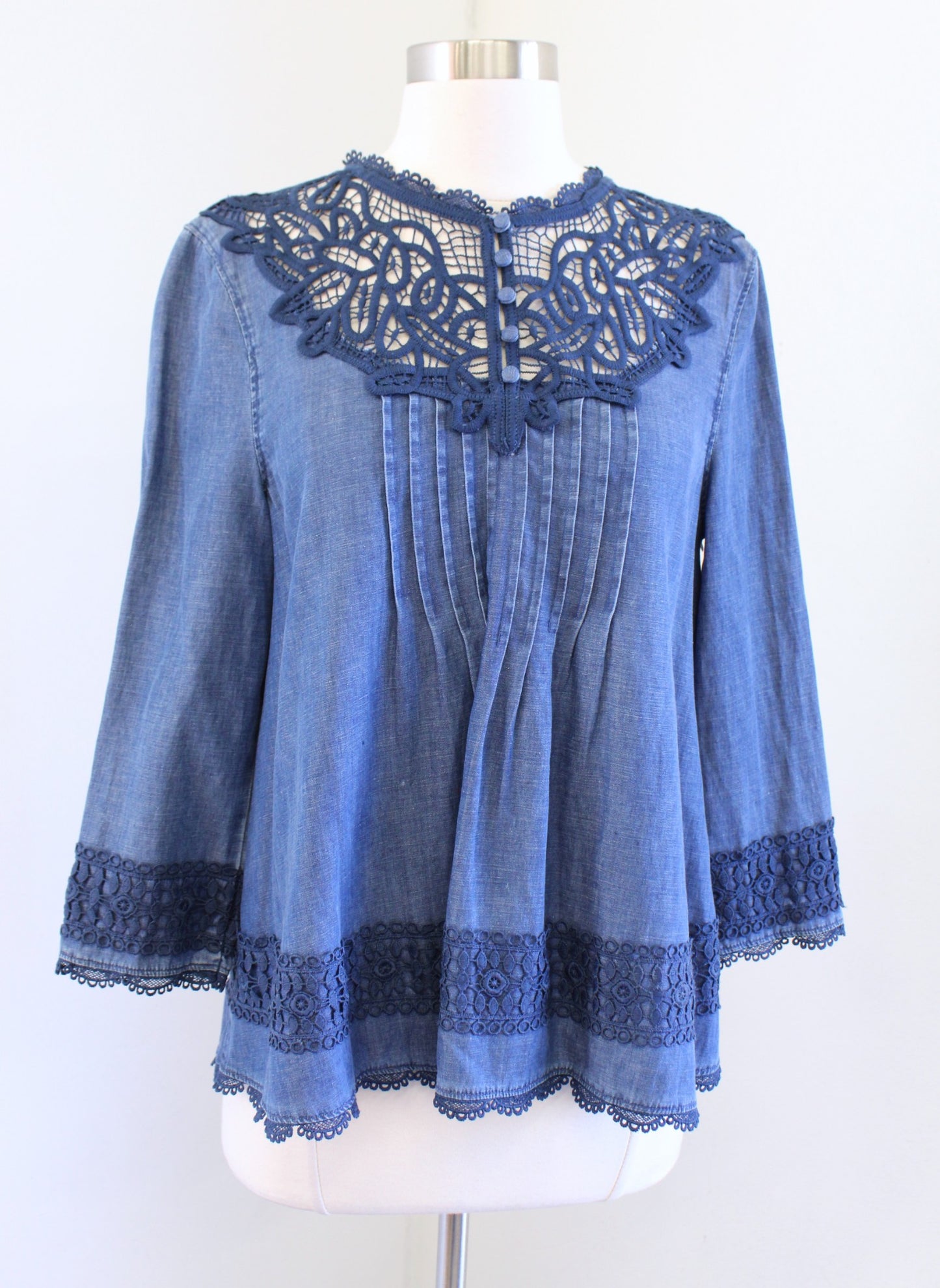 Holding Horses Anthropologie Perra Blue Lace Chambray Popover Blouse Top Size 6