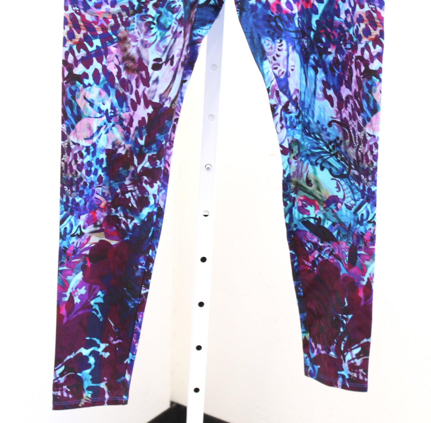 NWT Soft Surroundings Super Slim Leggings Size M Colorful Animal Leopard Print