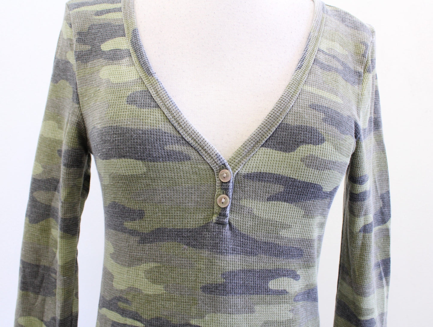 NWT Lucky Brand Green V Neck Camo Camouflage Waffle Knit Henley Top Blouse Sz XS Long Sleeve