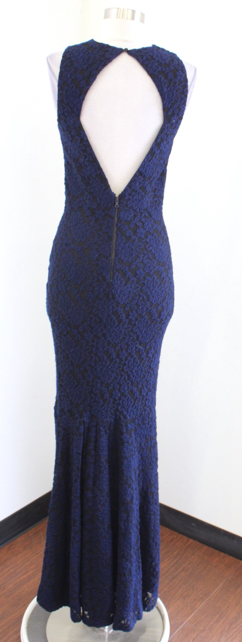 NWT Alice and Olivia Roxie Blue Black Floral Lace Maxi Dress Gown Size 6 Evening