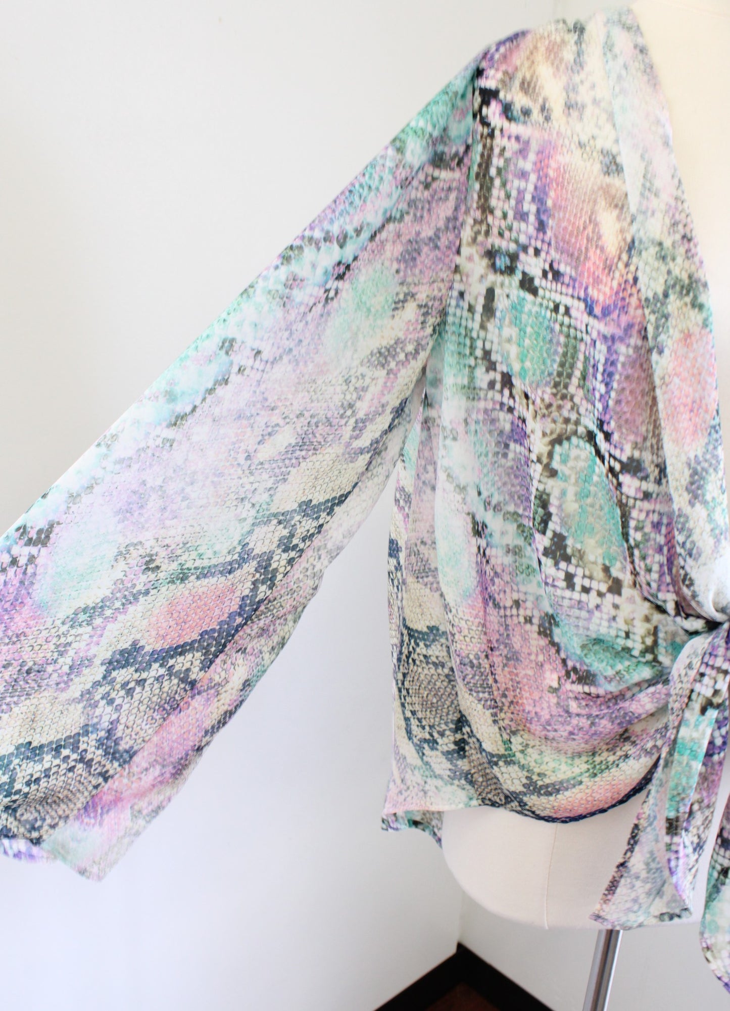 Show Me Your Mumu Felicity Snakeskin Print Tie Front Kimono Top Blouse Size S