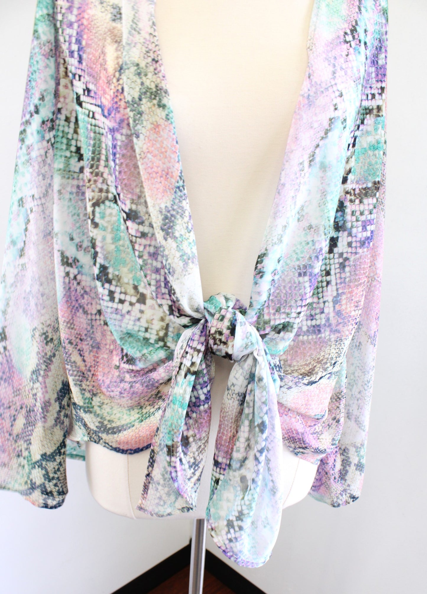 Show Me Your Mumu Felicity Snakeskin Print Tie Front Kimono Top Blouse Size S