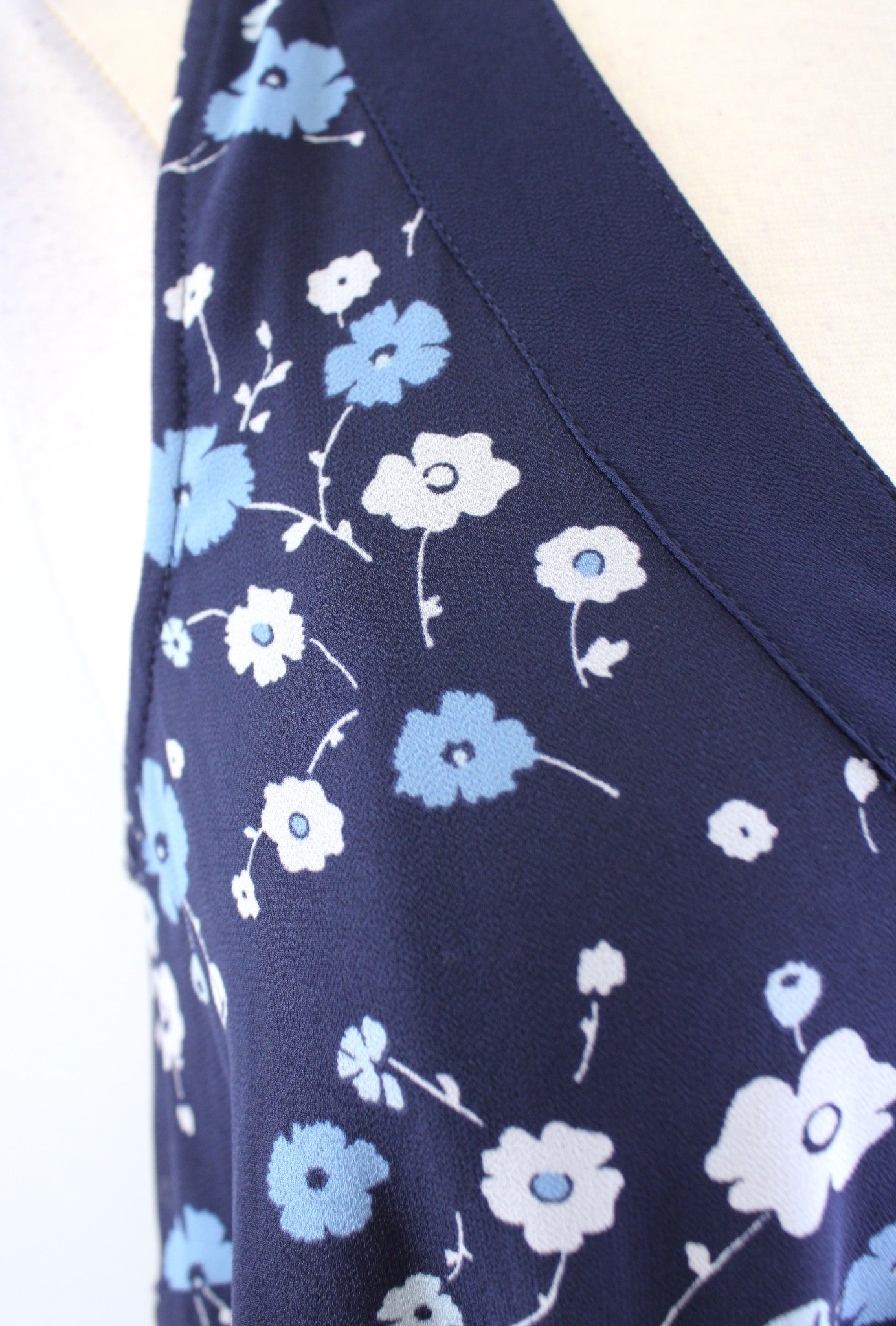 NWT $165 Michael Kors Blue Floral V Neck Smocked Waist Flounce Hem Dress Size XS