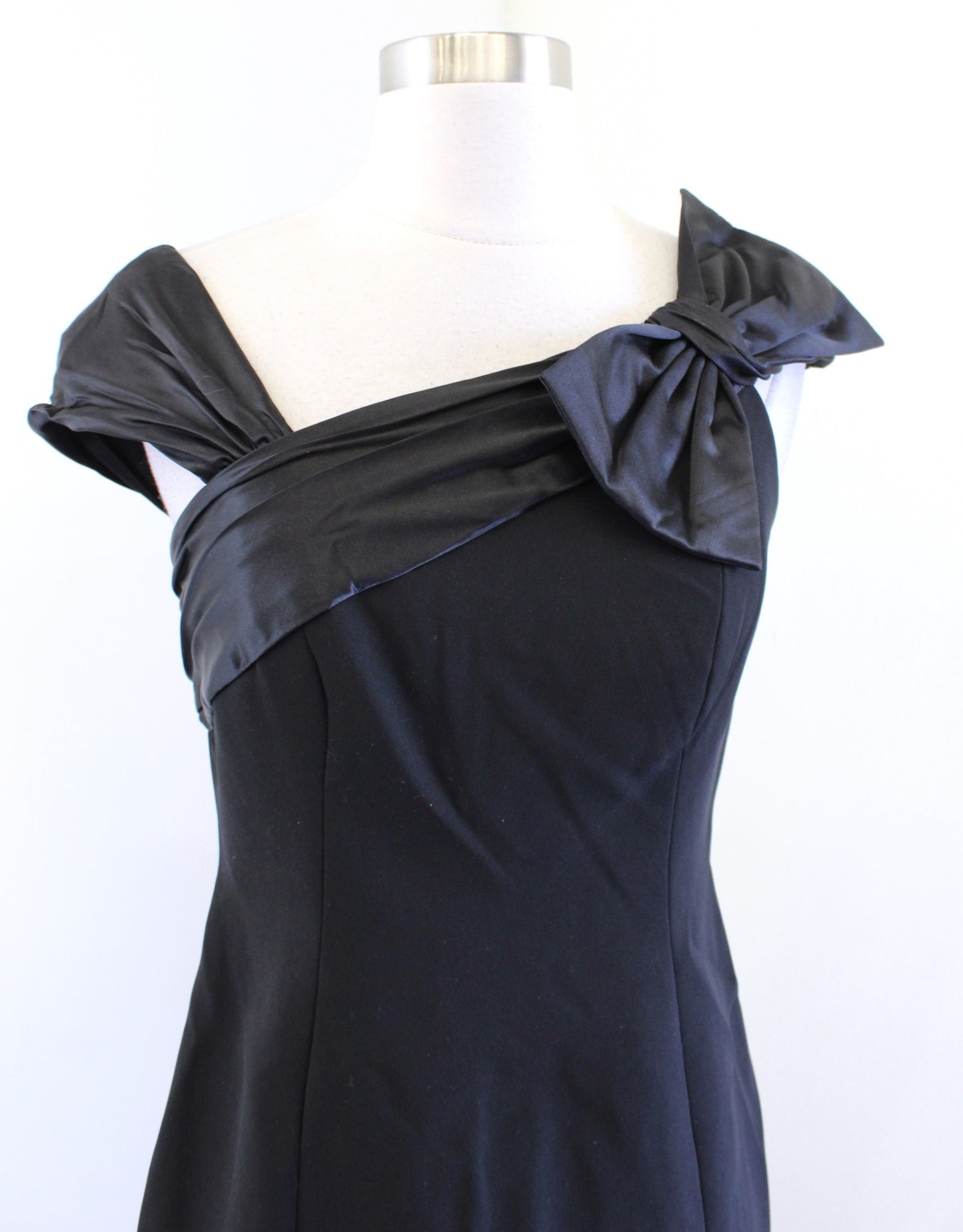 Carmen Marc Valvo Collection Black Asymmetric Neck Bow Cocktail Party Dress Sz 2