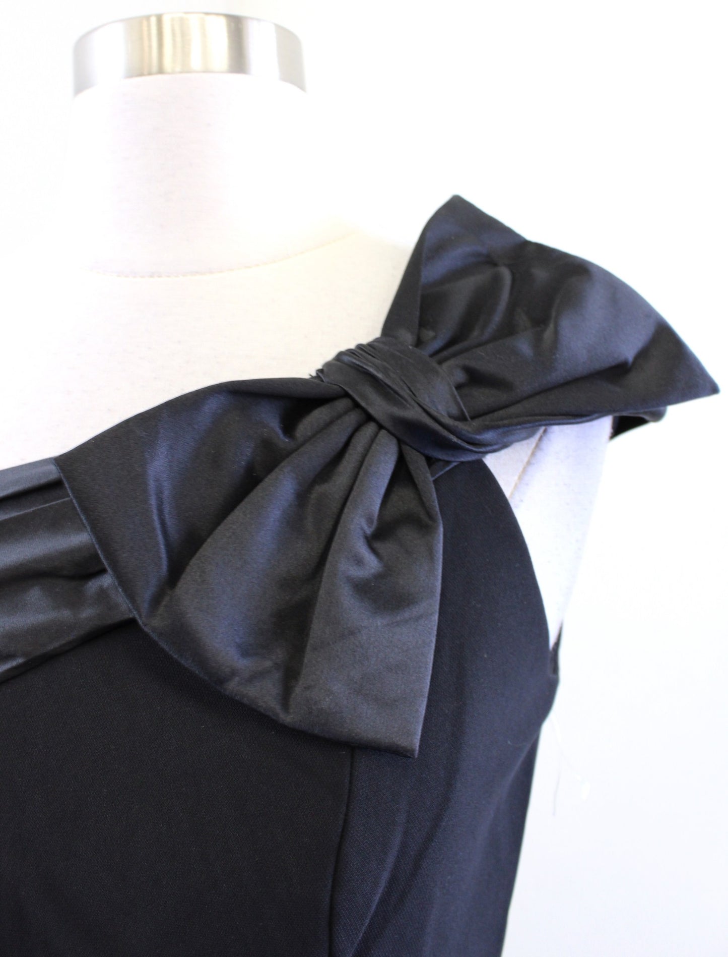 Carmen Marc Valvo Collection Black Asymmetric Neck Bow Cocktail Party Dress Sz 2