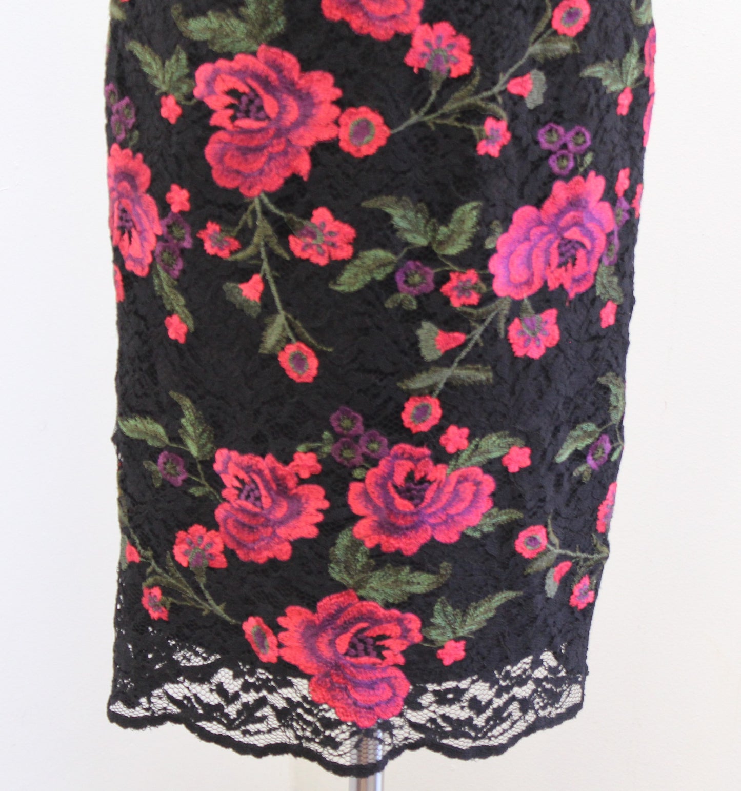 Trina Turk Black Floral Embroidered Lace Short Sleeve Sheath Dress Size 2 Red