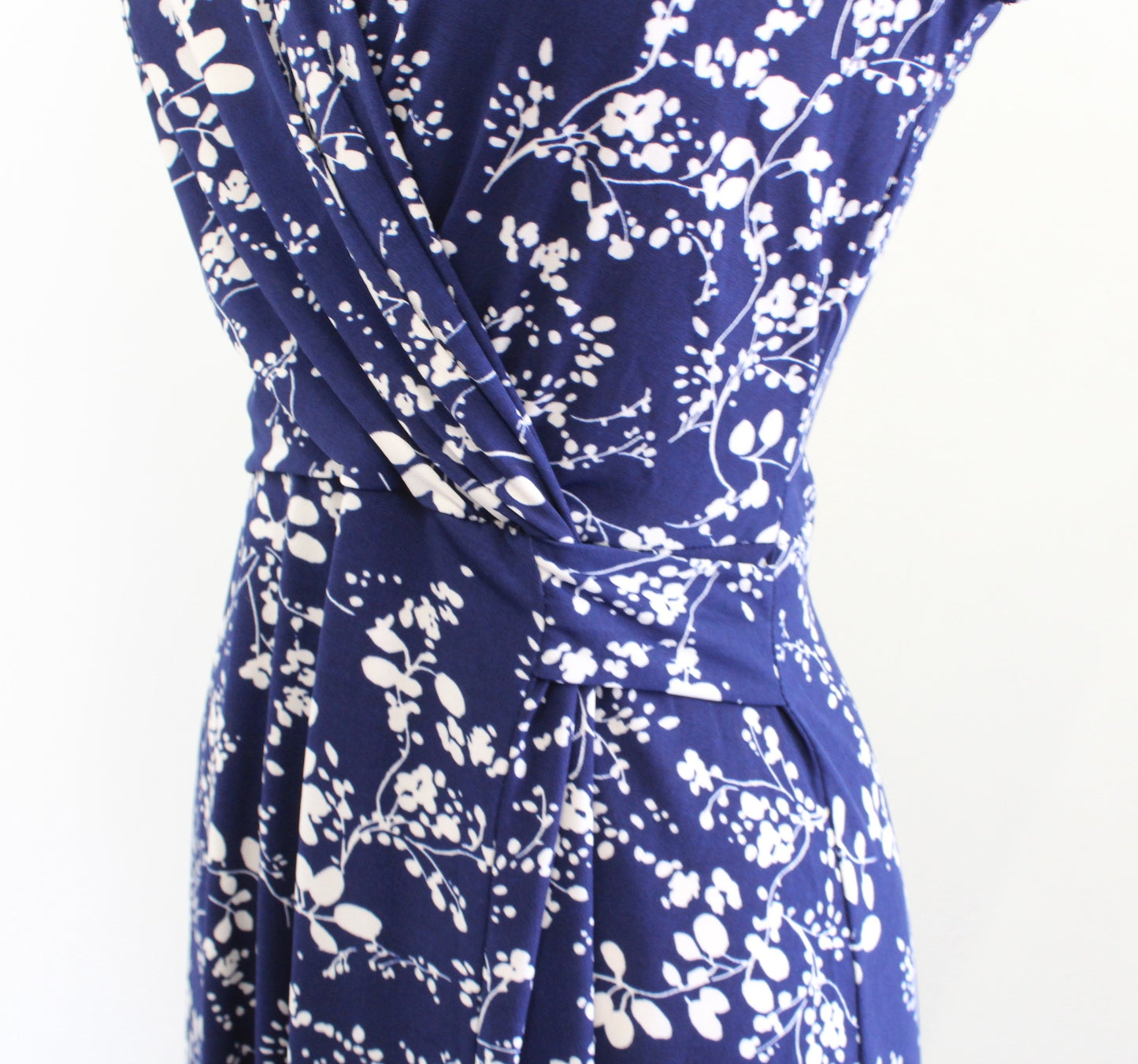 NWT Hailey 23 Stitch Fix Navy Blue White Floral Ruched Faux Wrap Dress Sz PS SP