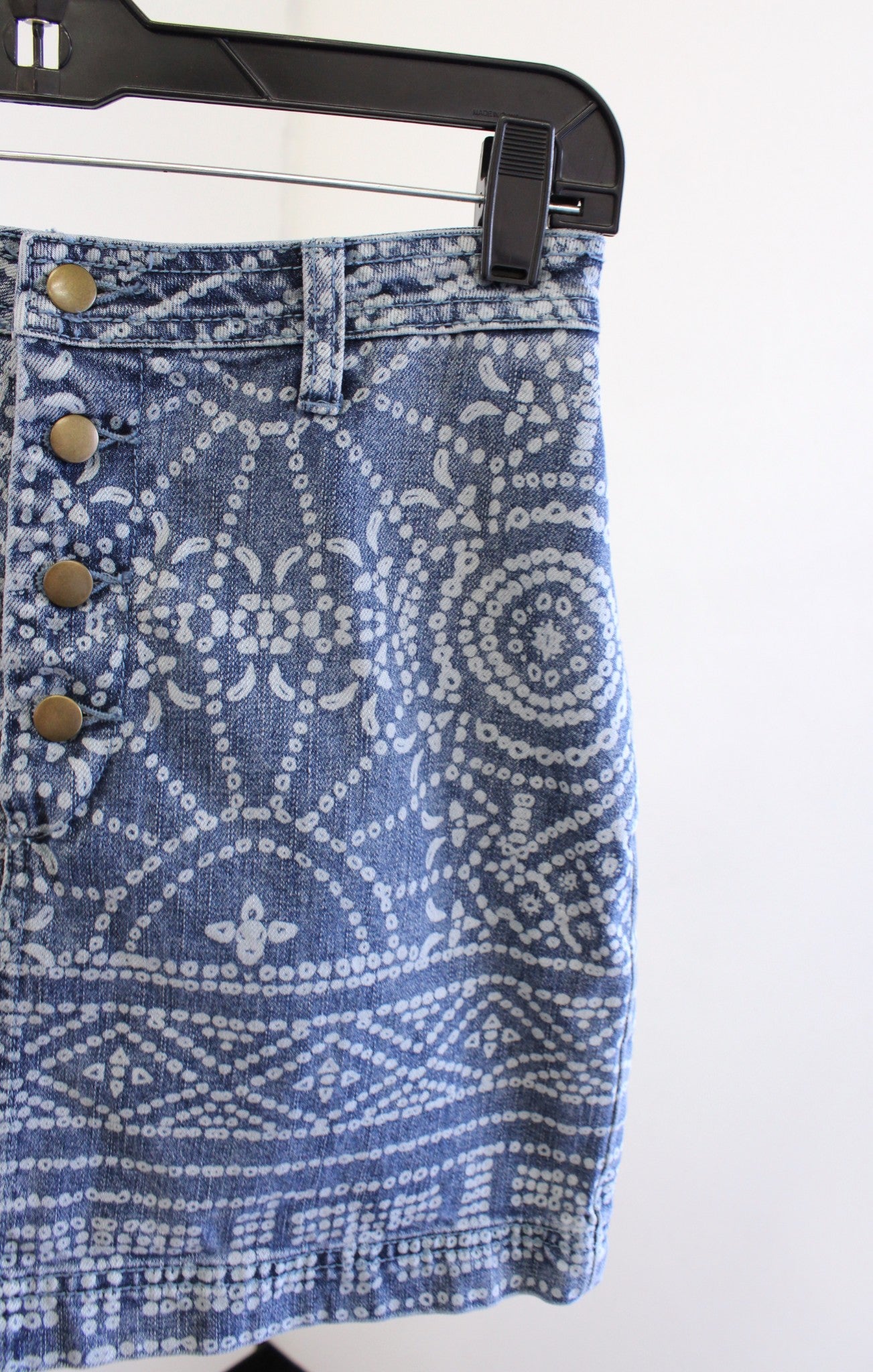 Free People School Daze Denim Jean Tribal Print Button Front Mini Skirt Size 2