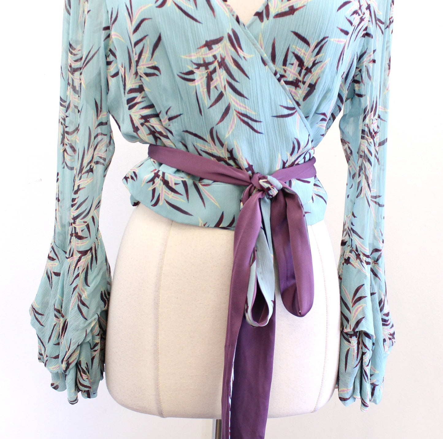 Diane Von Furstenberg Blue Floral Bell Sleeve Cropped Wrap Top Blouse Size 14