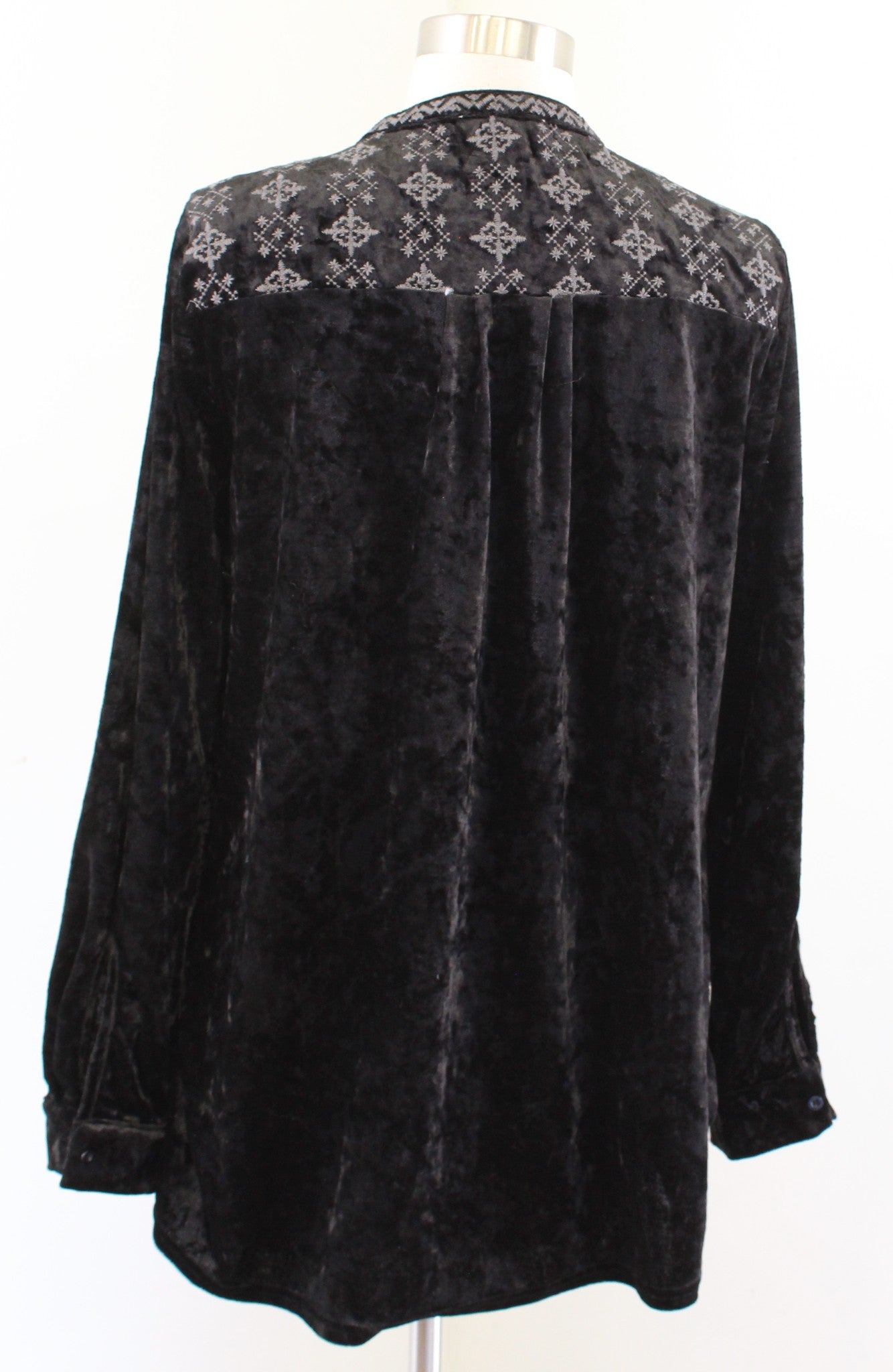 Andree by Unit Black Crushed Velvet Embroidered Popover Blouse Top Size M V Neck