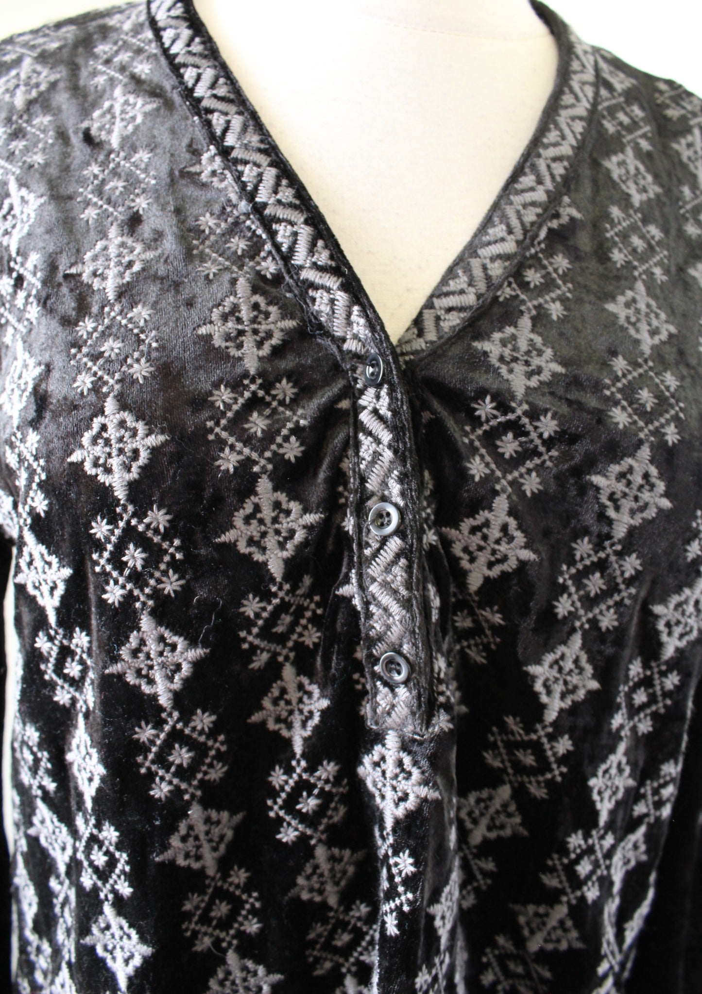 Andree by Unit Black Crushed Velvet Embroidered Popover Blouse Top Size M V Neck