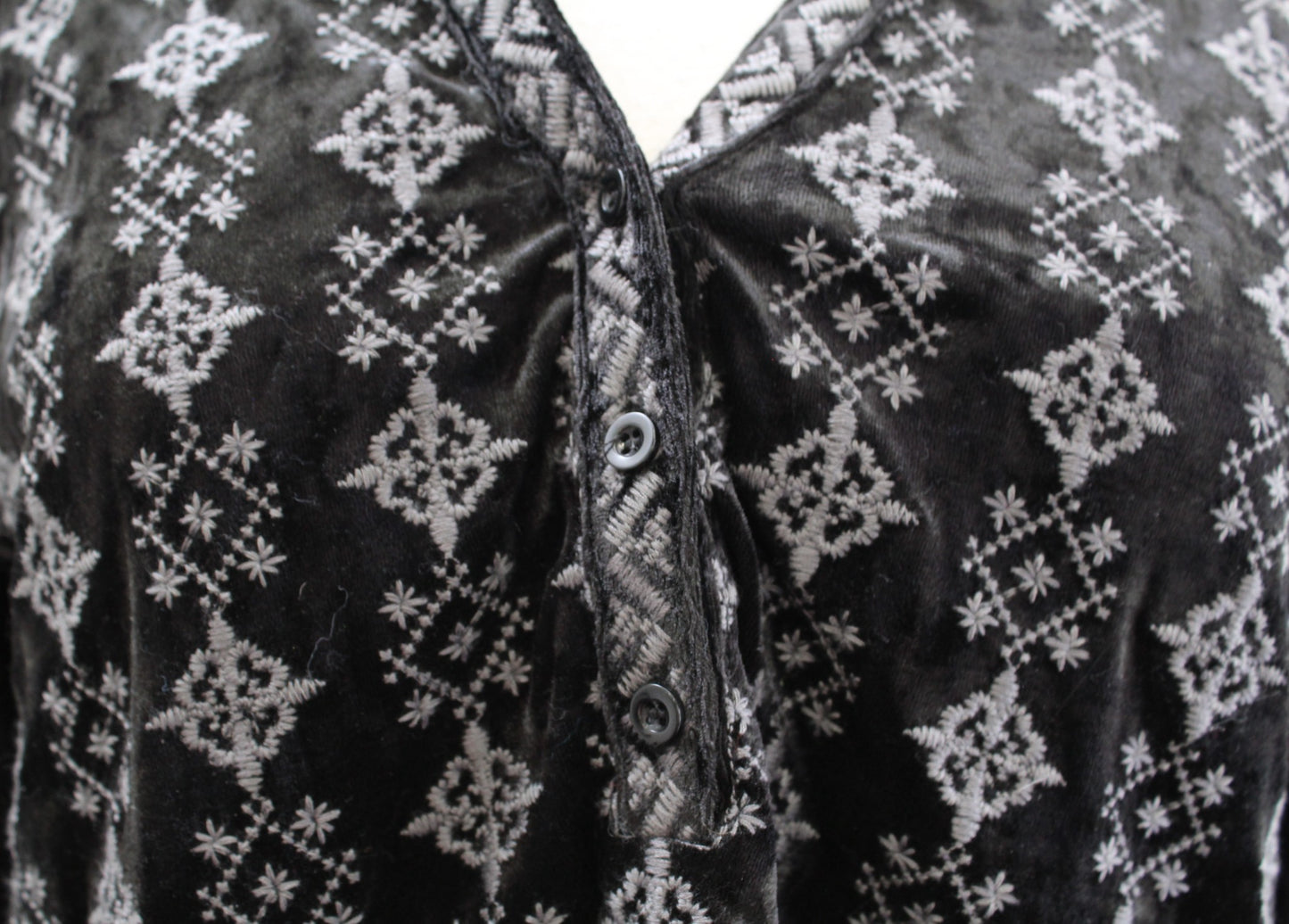 Andree by Unit Black Crushed Velvet Embroidered Popover Blouse Top Size M V Neck
