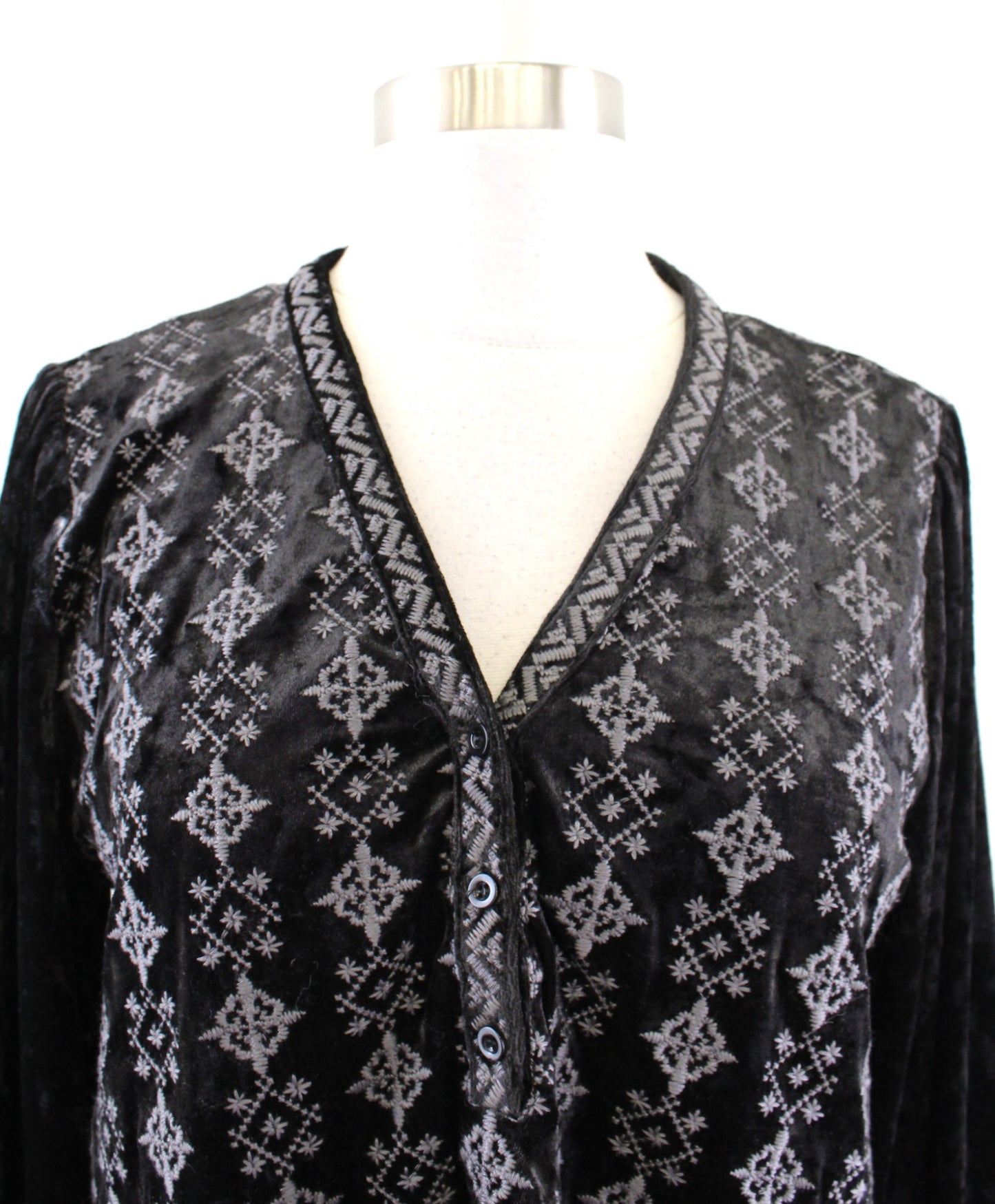 Andree by Unit Black Crushed Velvet Embroidered Popover Blouse Top Size M V Neck