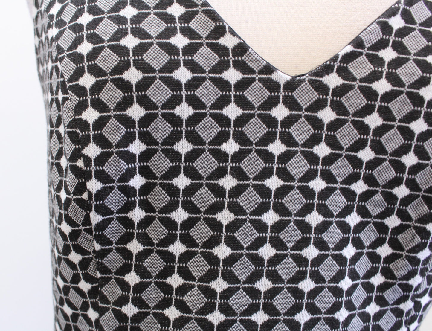 NWT Ann Taylor Loft Geometric V Neck Fit and Flare Dress size 2 Black White Gray