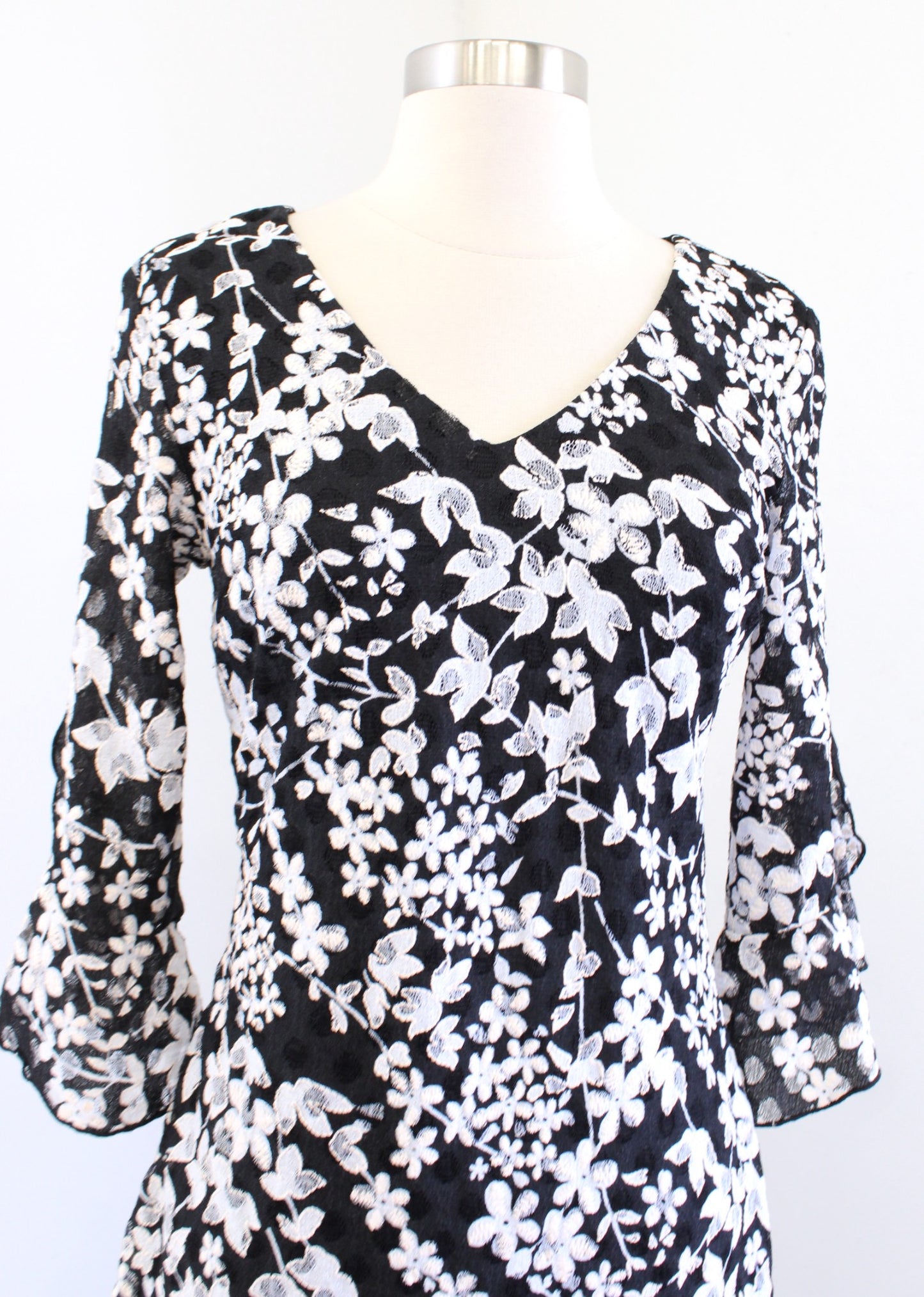 Karl Lagerfeld Black White Peach Floral Lace Ruffle Sleeve V Neck Dress Size 0