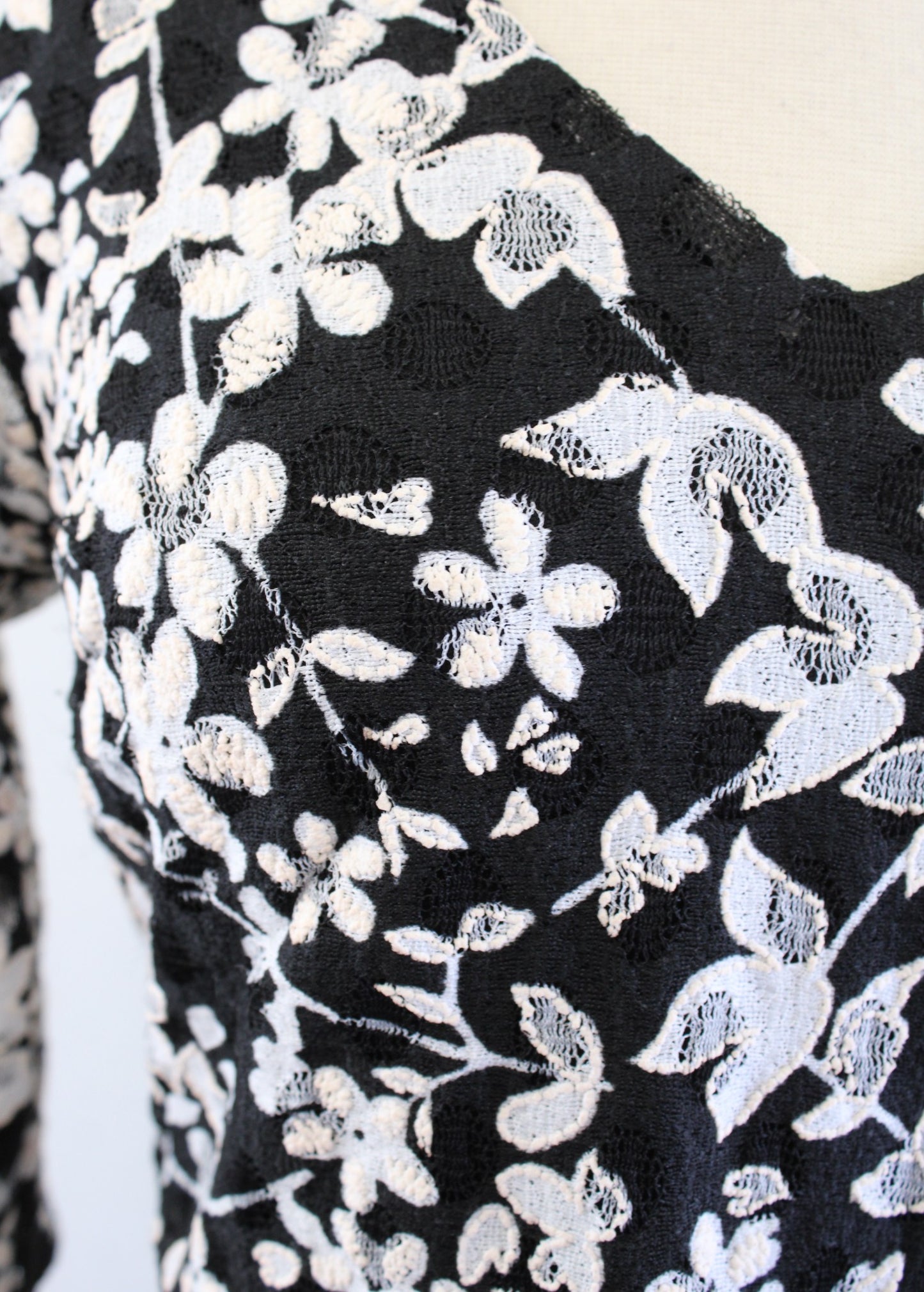 Karl Lagerfeld Black White Peach Floral Lace Ruffle Sleeve V Neck Dress Size 0