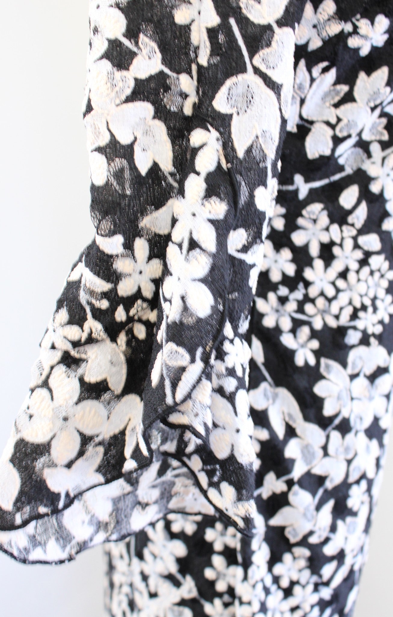 Karl Lagerfeld Black White Peach Floral Lace Ruffle Sleeve V Neck Dress Size 0