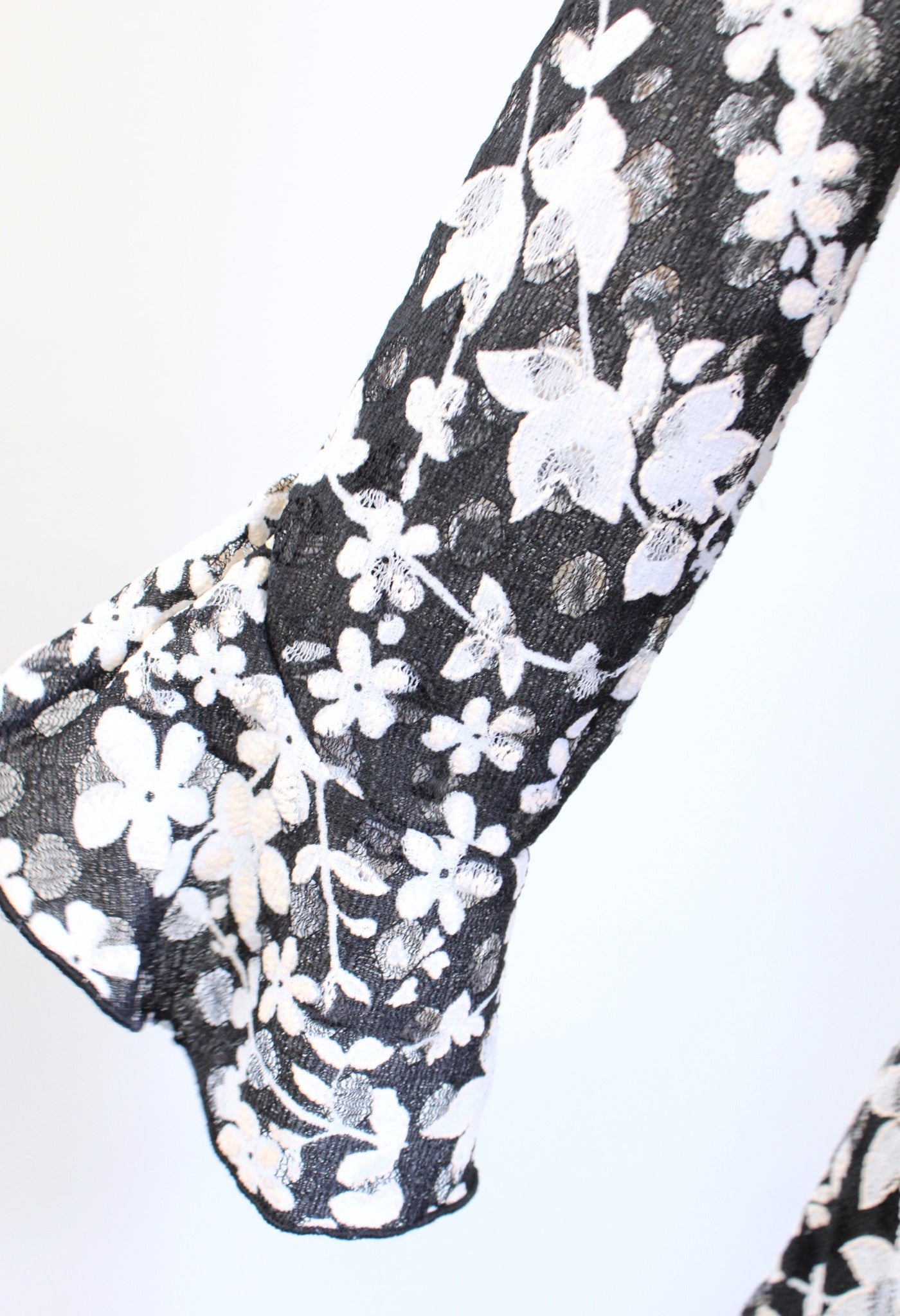 Karl Lagerfeld Black White Peach Floral Lace Ruffle Sleeve V Neck Dress Size 0