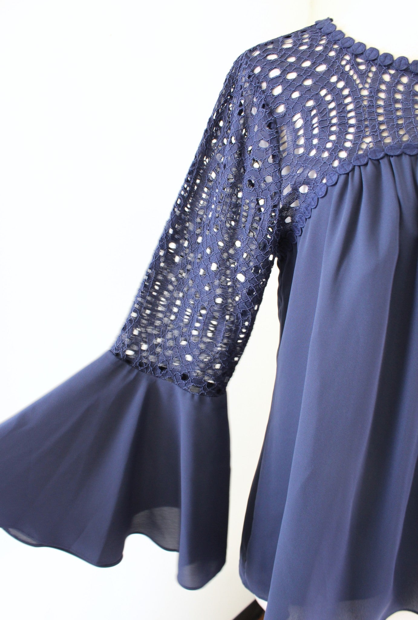 Lilly Pulitzer Amenna Navy Blue Bell Sleeve Crochet Lace Neck Top Blouse Size 8