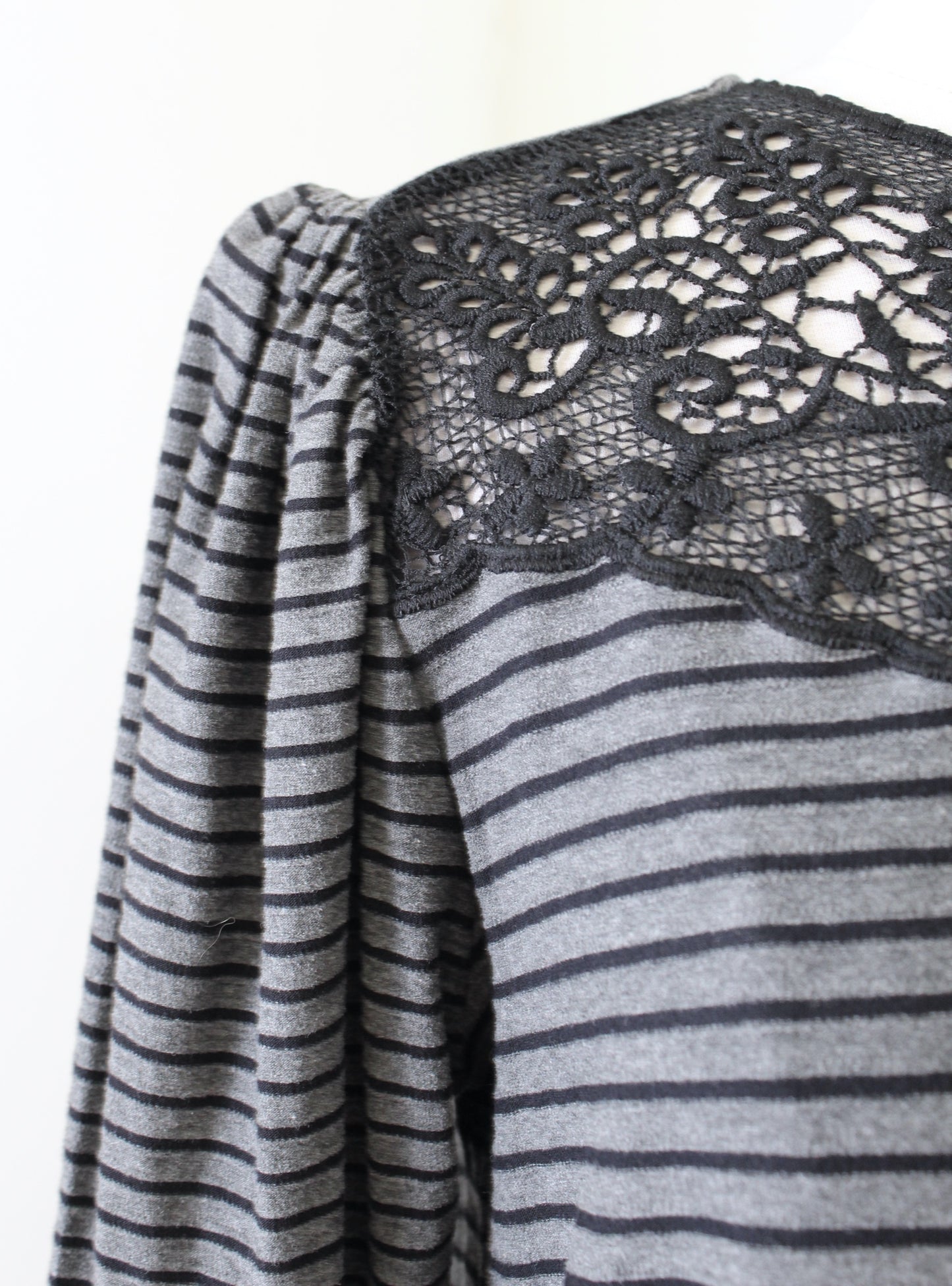 NWT Ann Taylor Loft Gray Black Striped Cutout Lace Neckline Shift Dress Size S