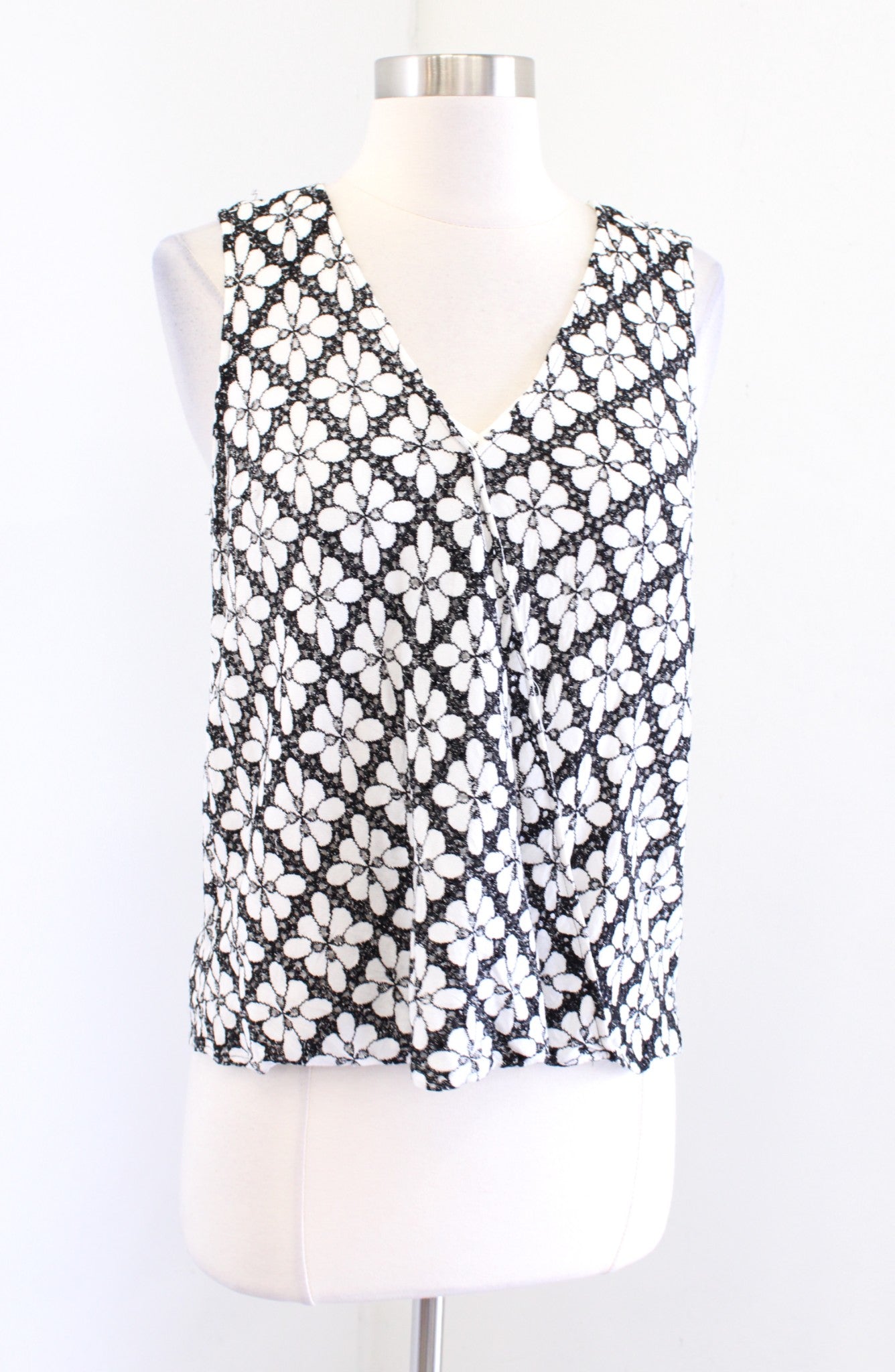 Maeve Anthropologie Coralie Black White Floral Lace Surplice Top Blouse Size 6 Sleeveless