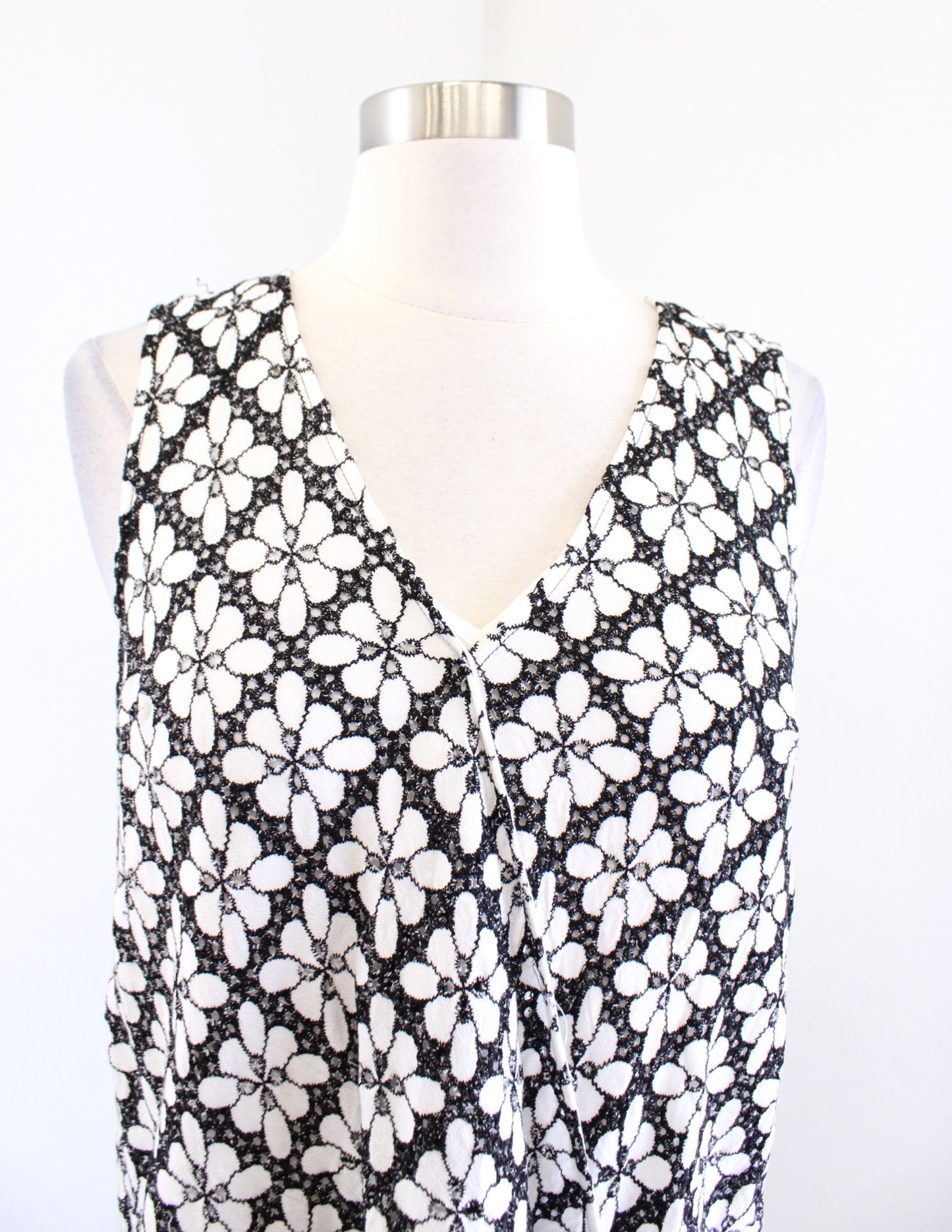Maeve Anthropologie Coralie Black White Floral Lace Surplice Top Blouse Size 6 Sleeveless
