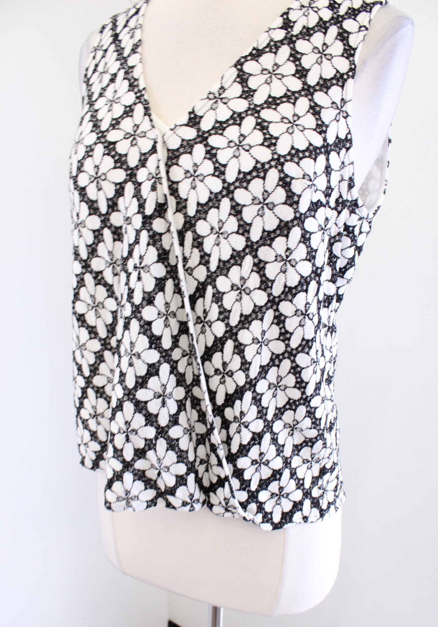 Maeve Anthropologie Coralie Black White Floral Lace Surplice Top Blouse Size 6 Sleeveless