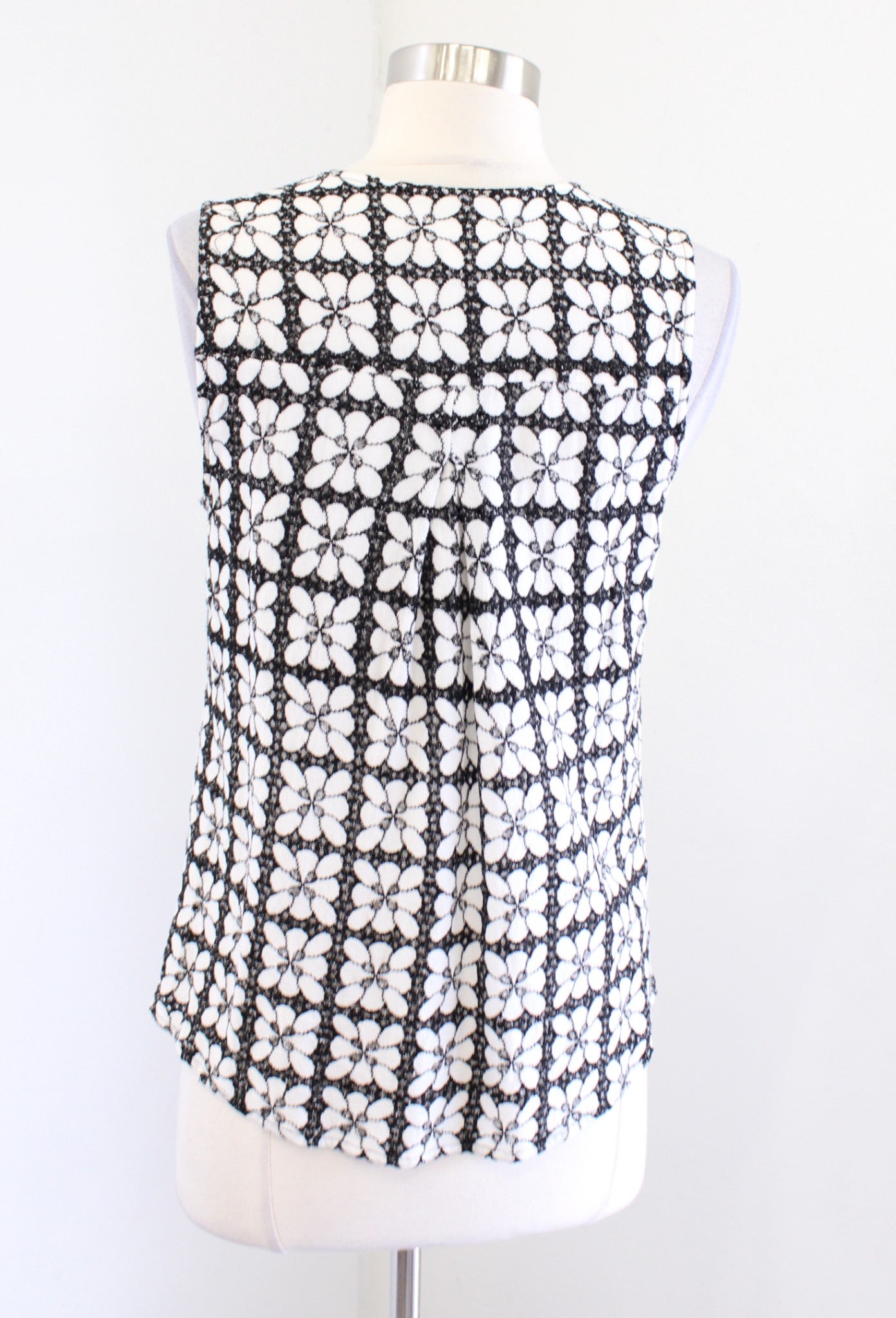 Maeve Anthropologie Coralie Black White Floral Lace Surplice Top Blouse Size 6 Sleeveless