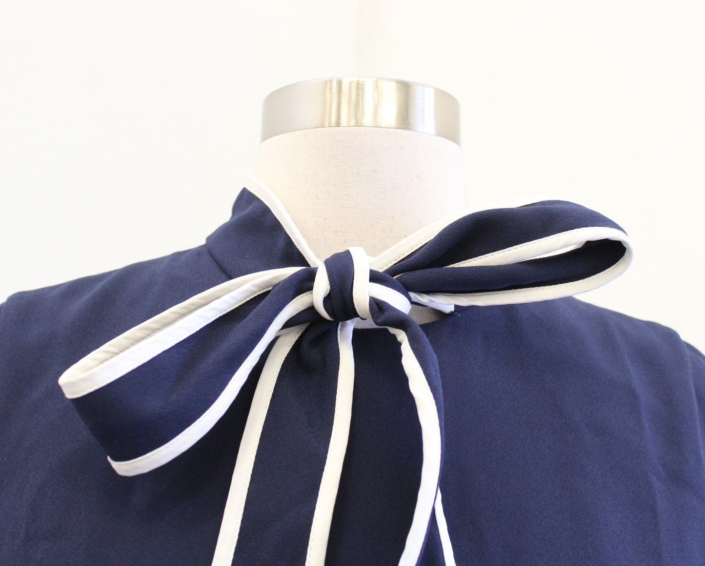 J Crew Navy Blue White Tipped Bow Tie Neck Dress in 365 Crepe Size 0 A Line