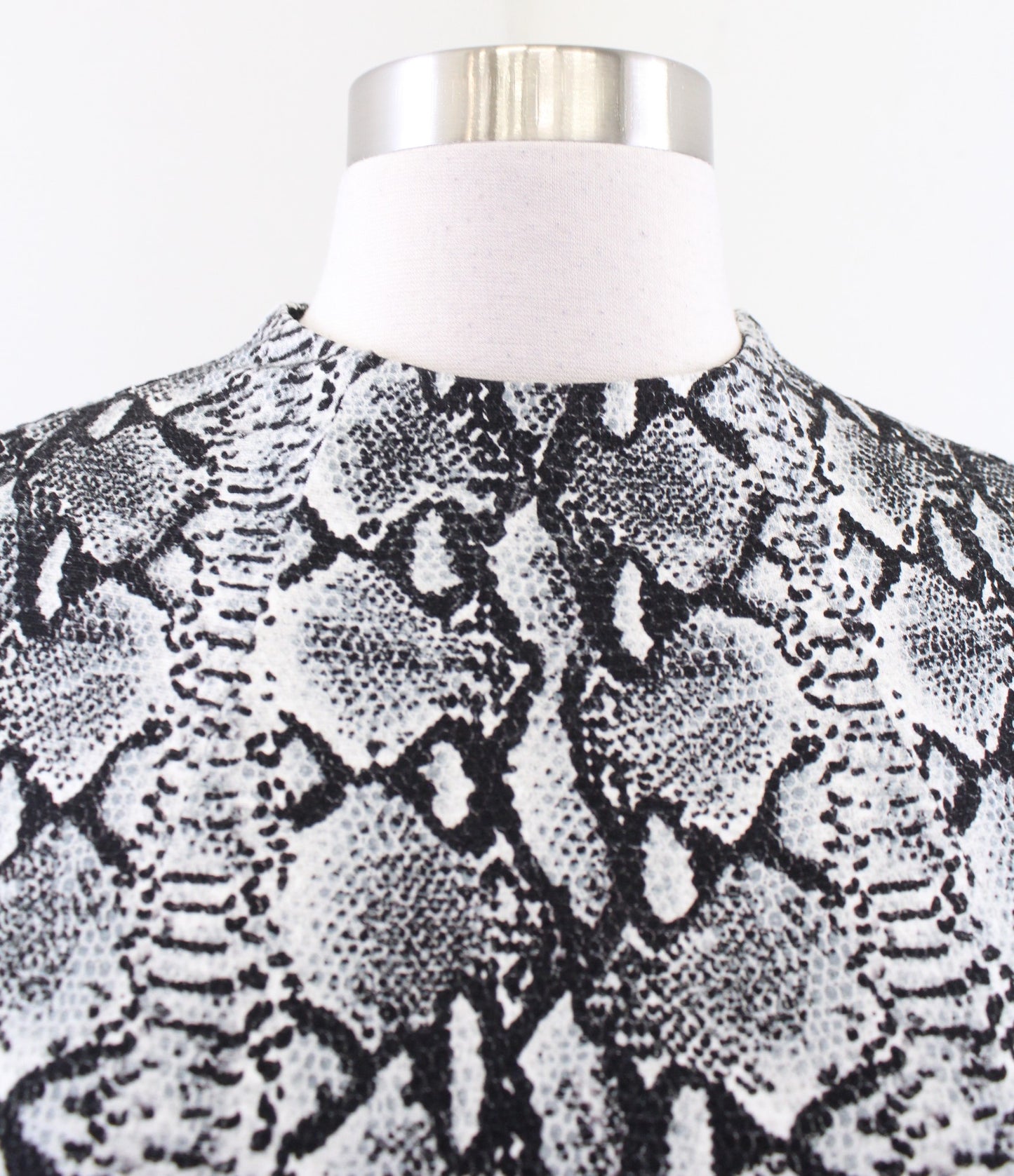 Alice + Olivia Delora Mock Neck Snakeskin Print Knit Midi Dress Size 6 Bodycon