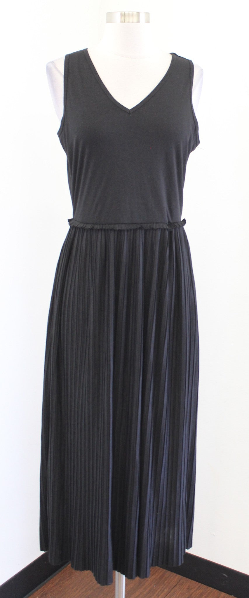 NWT T Tahari Black V Neck Knit Contrast Pleated Midi Maxi Dress Size M Casual