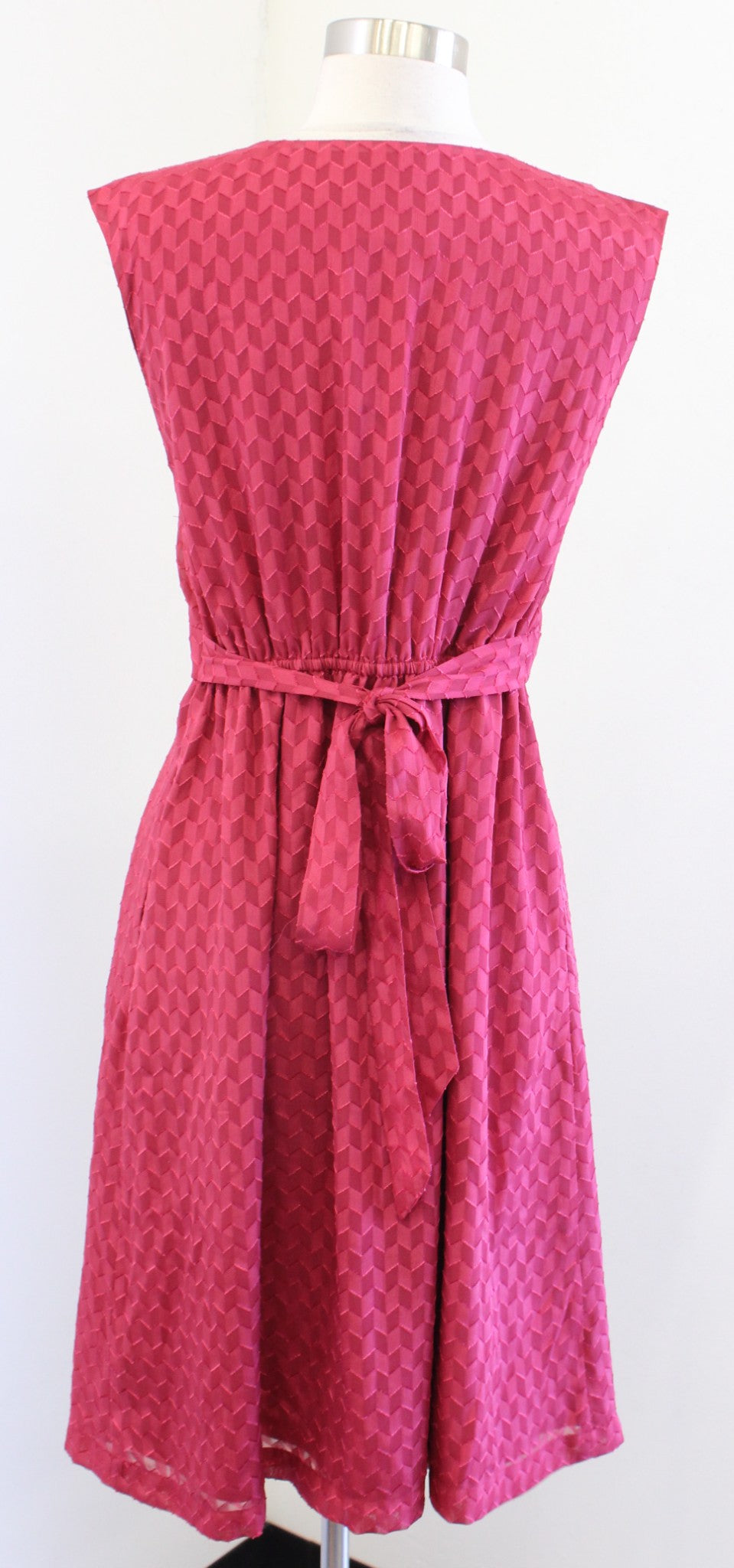Modcloth Red Herringbone Embossed Tie Waist V Neck Shirt Dress Size M A Line