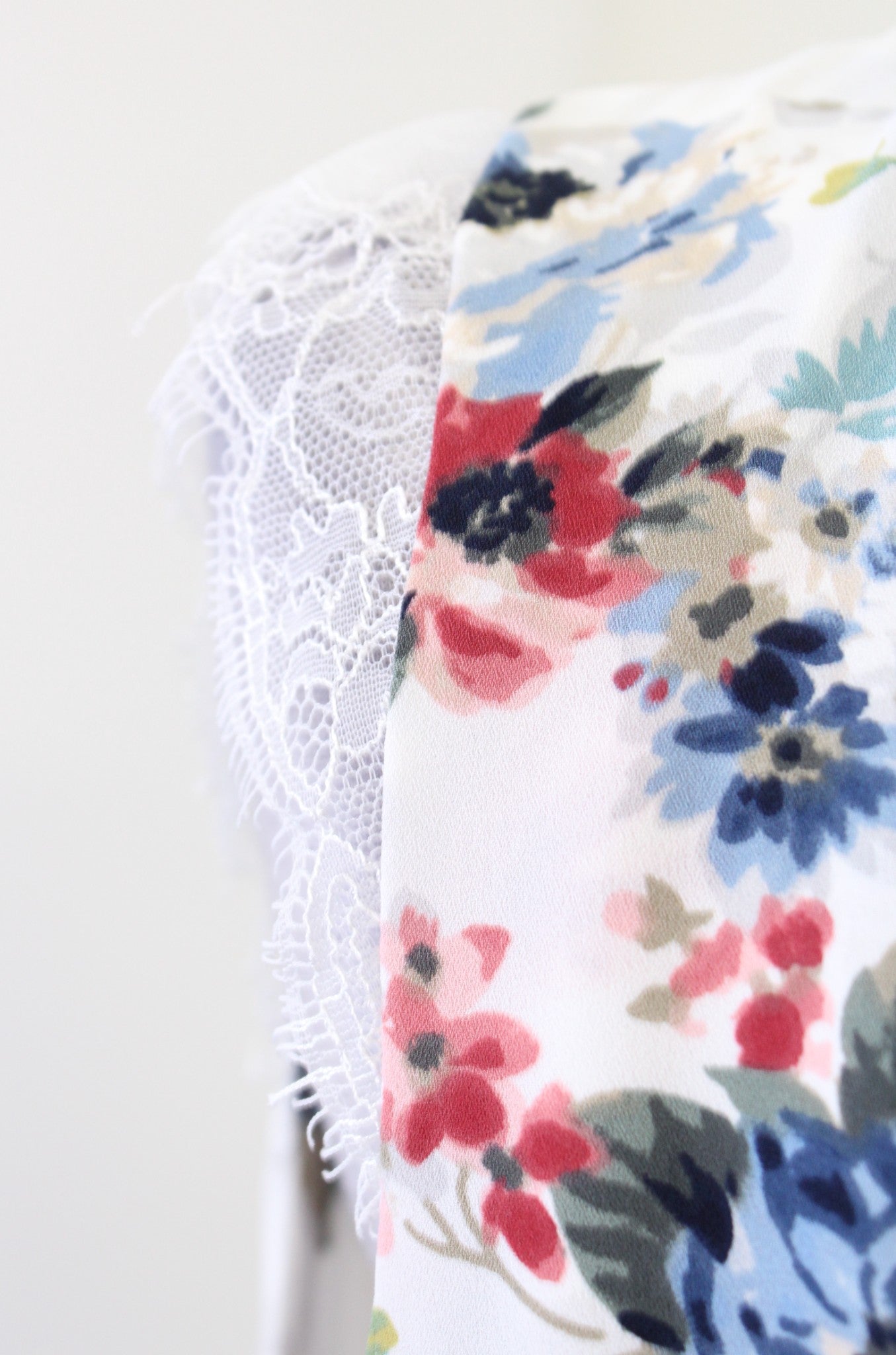 White House Black Market Floral Ruffle Tie Neck Lace Trim Shell Top Blouse Sz M