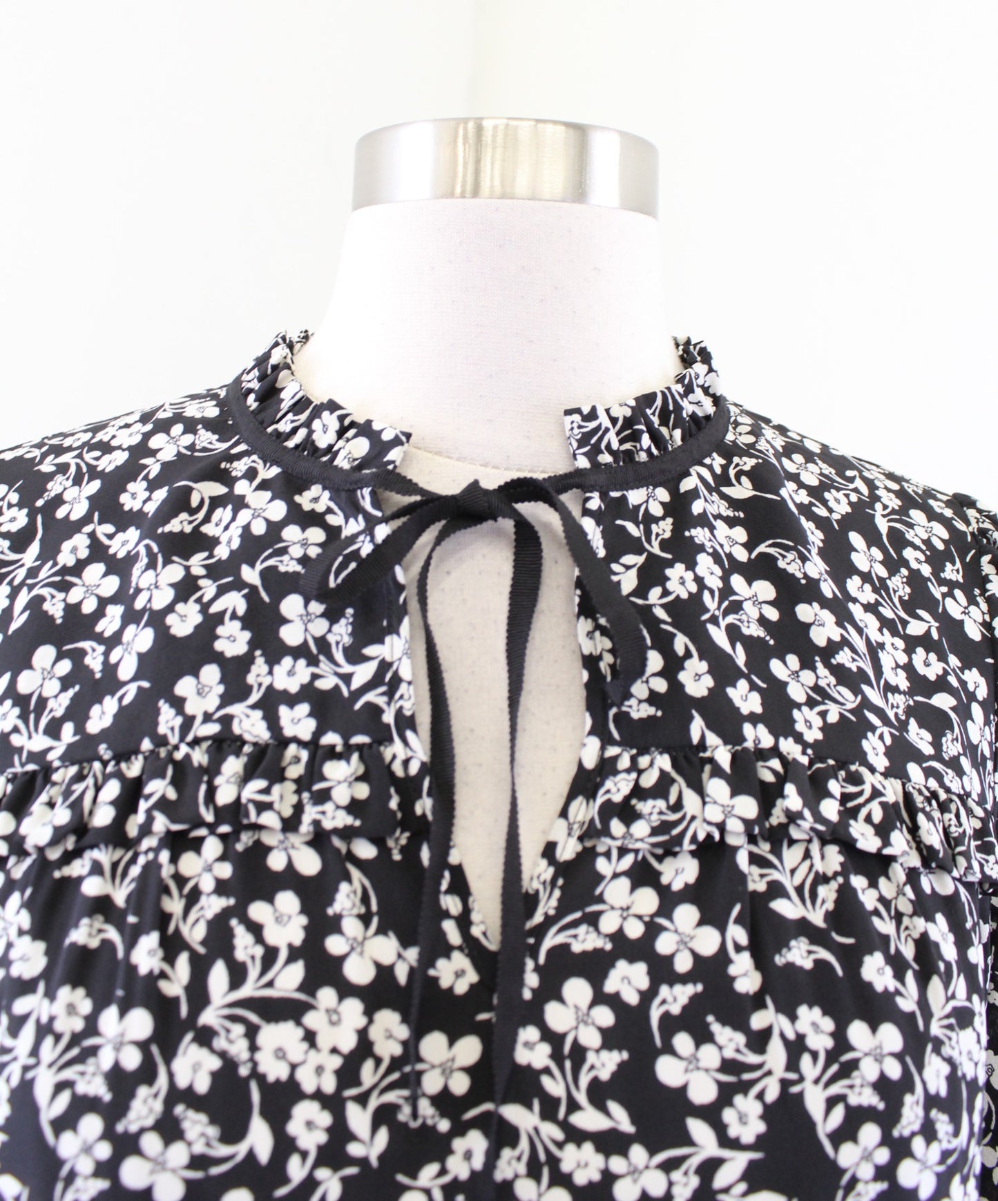J Crew Point Sur Black White Blossom Floral Tie Neck Silk Blouse Top Size XS