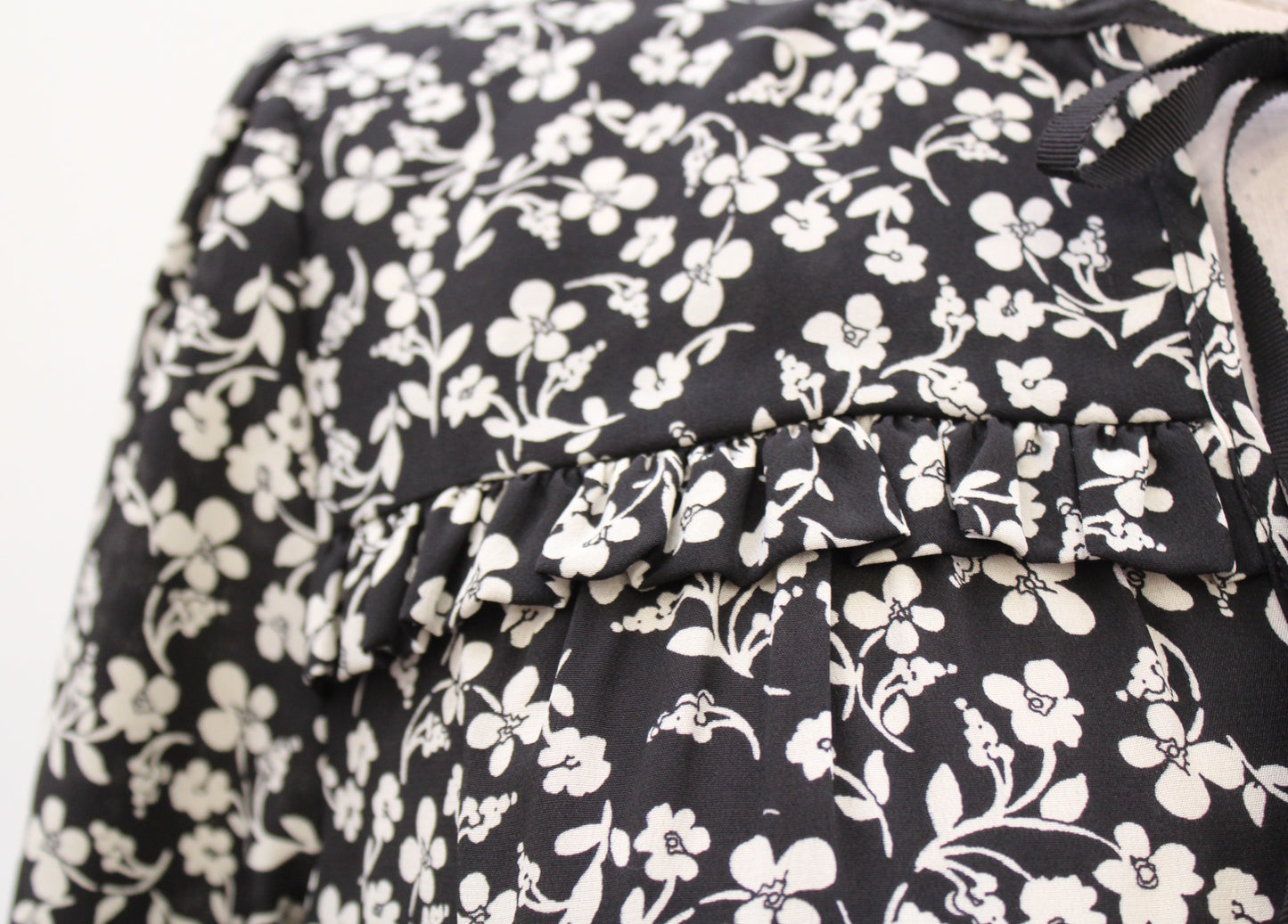 J Crew Point Sur Black White Blossom Floral Tie Neck Silk Blouse Top Size XS