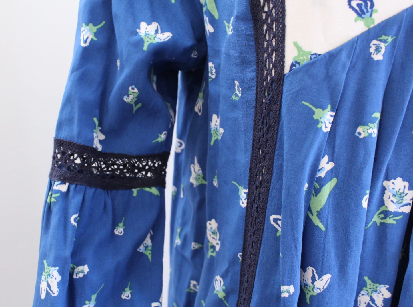 Matilda Jane Day Tripping Blue Floral V Neck Shift Dress Size S Lace Trim Casual